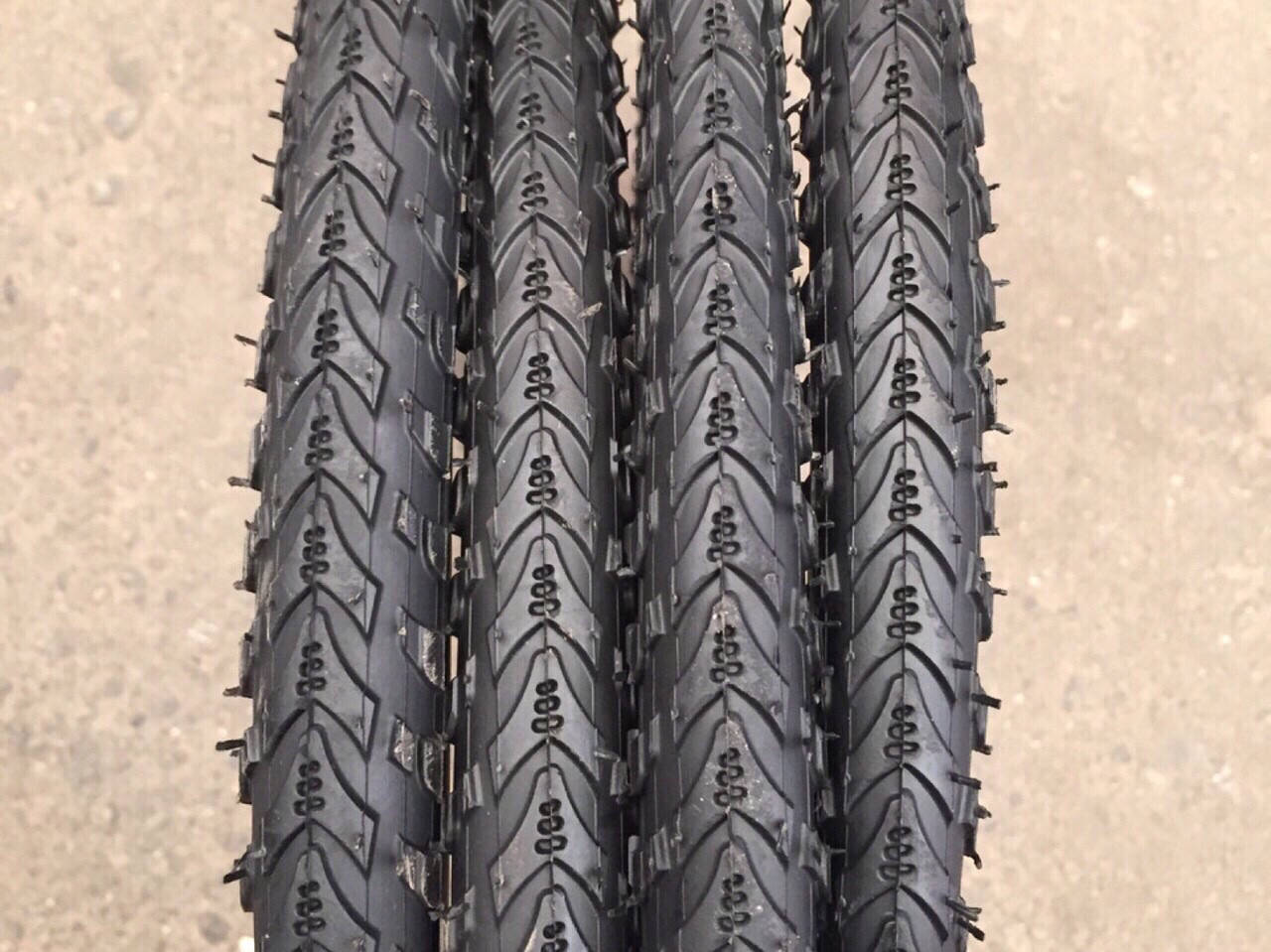 Велосипедная шина Duro 37-533 на Салют
Велосипедная шина Duro 37-533 на Салют