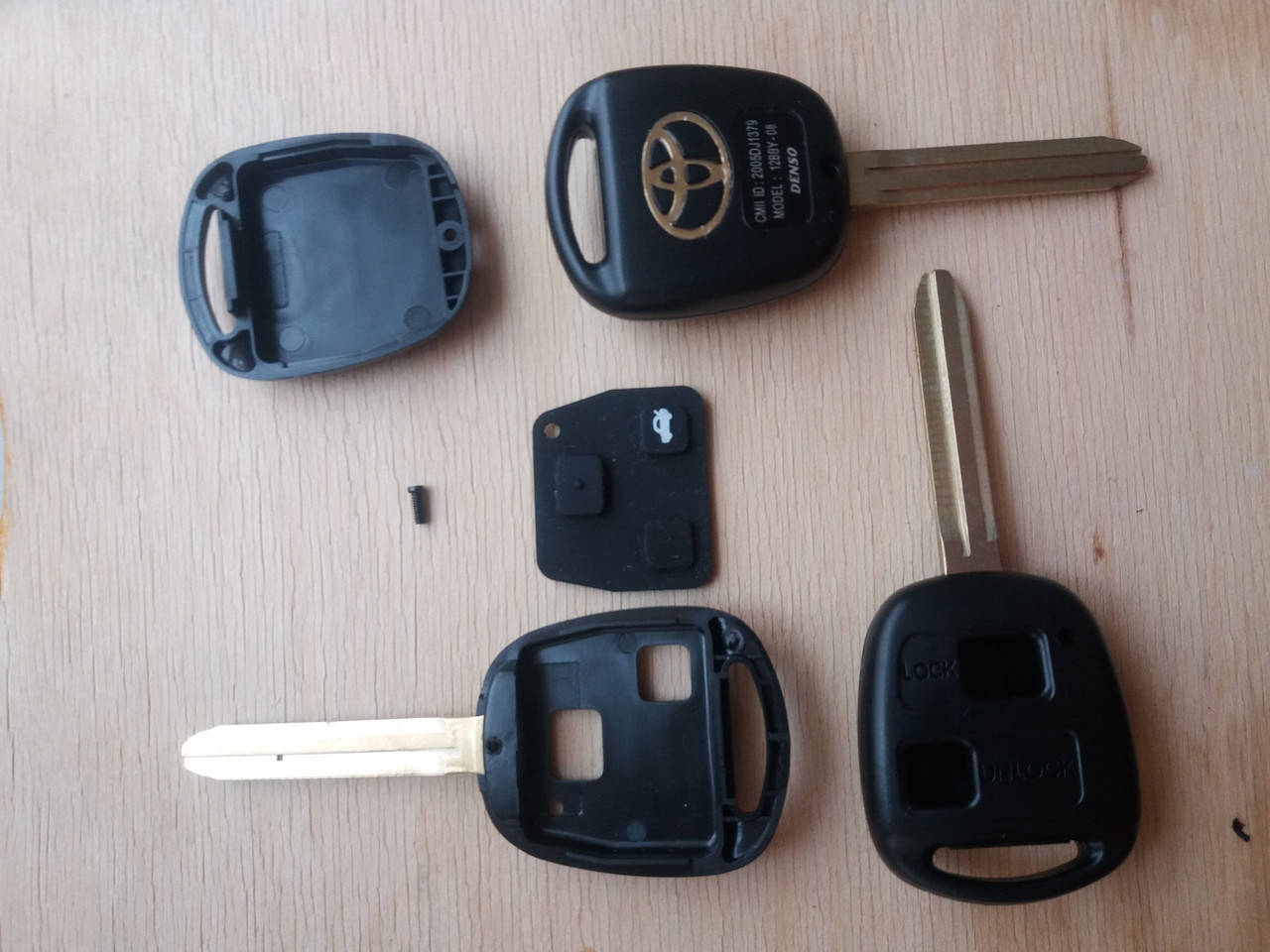 Корпус для ключа TOYOTA (Тойота) Prado, Corolla, Rav 4 (Тойота Прадо, Корола, Рав 4) 2 - кнопки, лезвие TOY43
Корпус для ключа TOYOTA (Тойота) Prado, Corolla, Rav 4 (Тойота Прадо, Корола, Рав 4) 2 - кнопки, лезвие TOY43