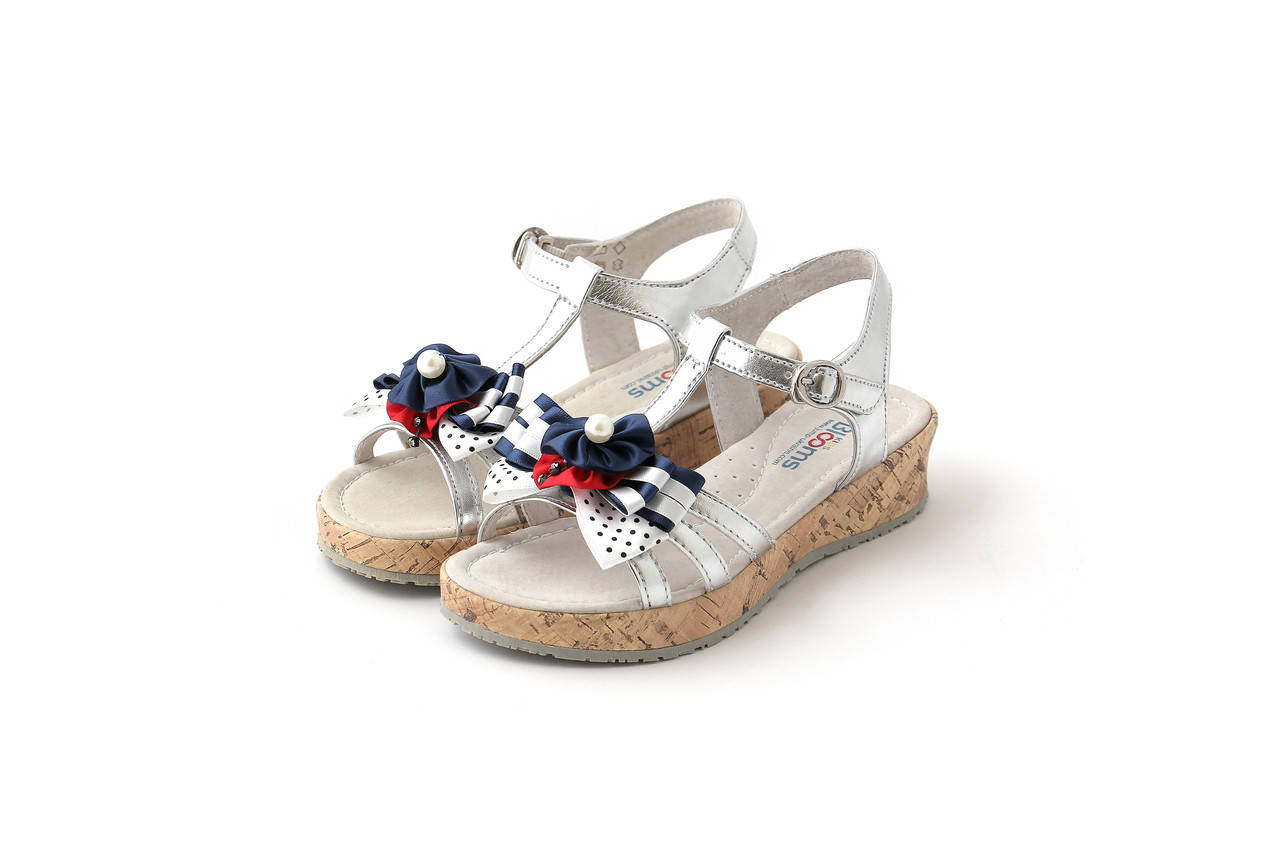 Летние детские босоножки Blooms kids для девочки на танкетке 32-37 с бантиком серебристого цвета 23, 36, Серебристый
Летние детские босоножки Blooms kids для девочки на танкетке 32-37 с бантиком серебристого цвета 23, 36, Серебристый