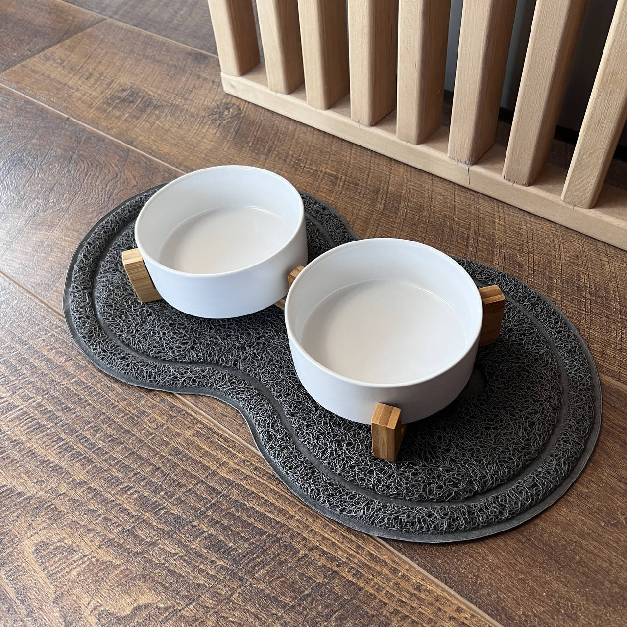 Миска двойная керамическая на бамбуковой подставке. Белая, Белый 
Миска двойная керамическая на бамбуковой подставке. Белая, Белый