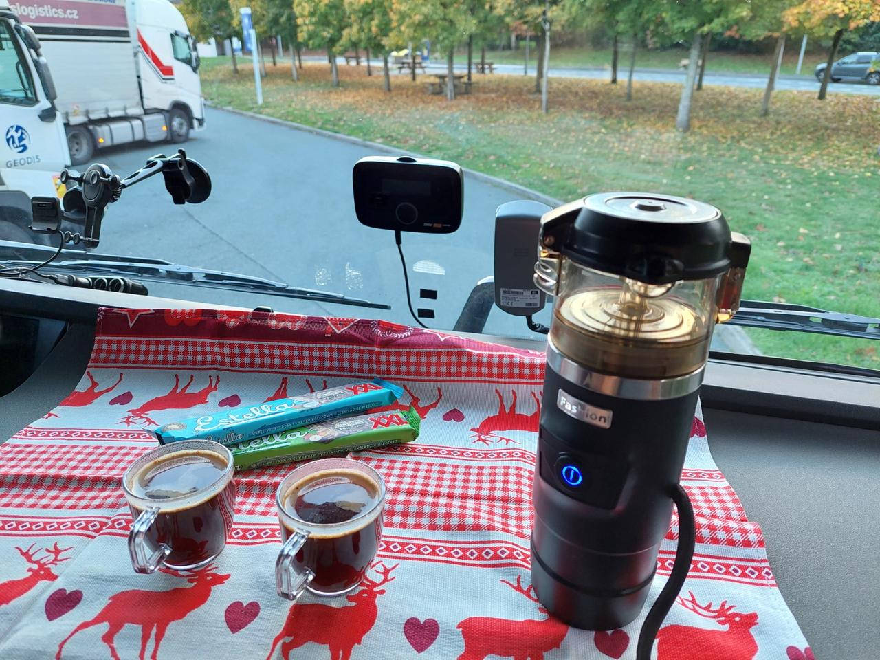 Автомобильная вакуумная кофеварка Espresso в прикуриватель 12V вольт с дорожным набором на 2 человека
Автомобильная вакуумная кофеварка Espresso в прикуриватель 12V вольт с дорожным набором на 2 человека