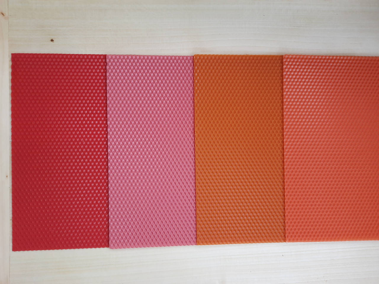 Кольорова Вощина Червоного кольору 41х26см
Кольорова Вощина Червоного кольору 41х26см