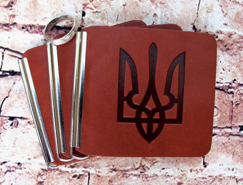 Кожаный зажим для денег Трезубец Цвета в ассортименте 
Кожаный зажим для денег Трезубец Цвета в ассортименте