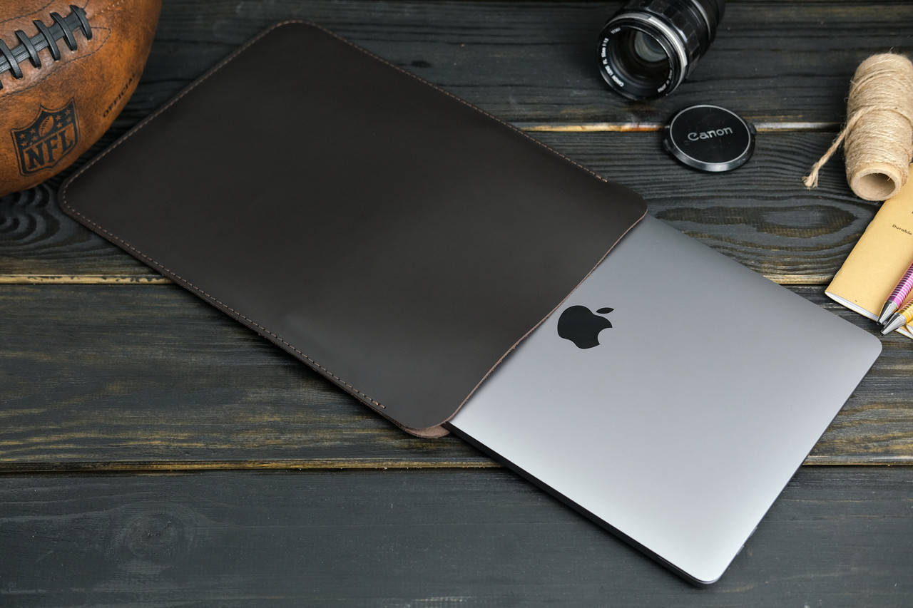 Кожаный чехол для MacBook Дизайн №1, натуральная кожа Grand, цвет коричневый, оттенок Шоколад, Зелёный
Кожаный чехол для MacBook Дизайн №1, натуральная кожа Grand, цвет коричневый, оттенок Шоколад, Зелёный