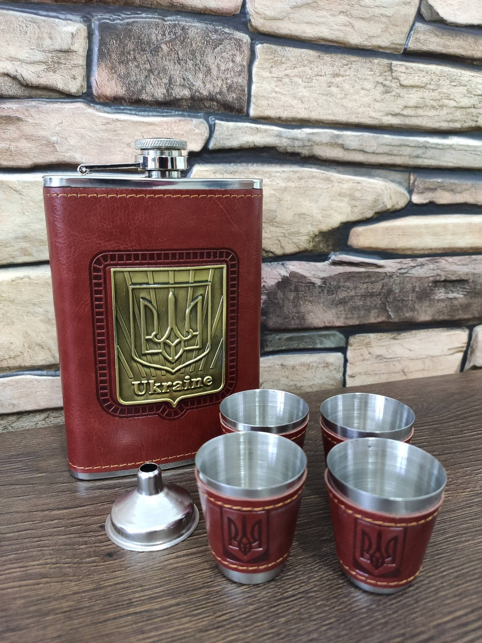 Подарочный набор - фляга и 4 рюмки, экокожа, герб Украины металл 9oz, подарок патриоту, фляга 270 мл (61036)
Подарочный набор - фляга и 4 рюмки, экокожа, герб Украины металл 9oz, подарок патриоту, фляга 270 мл (61036)