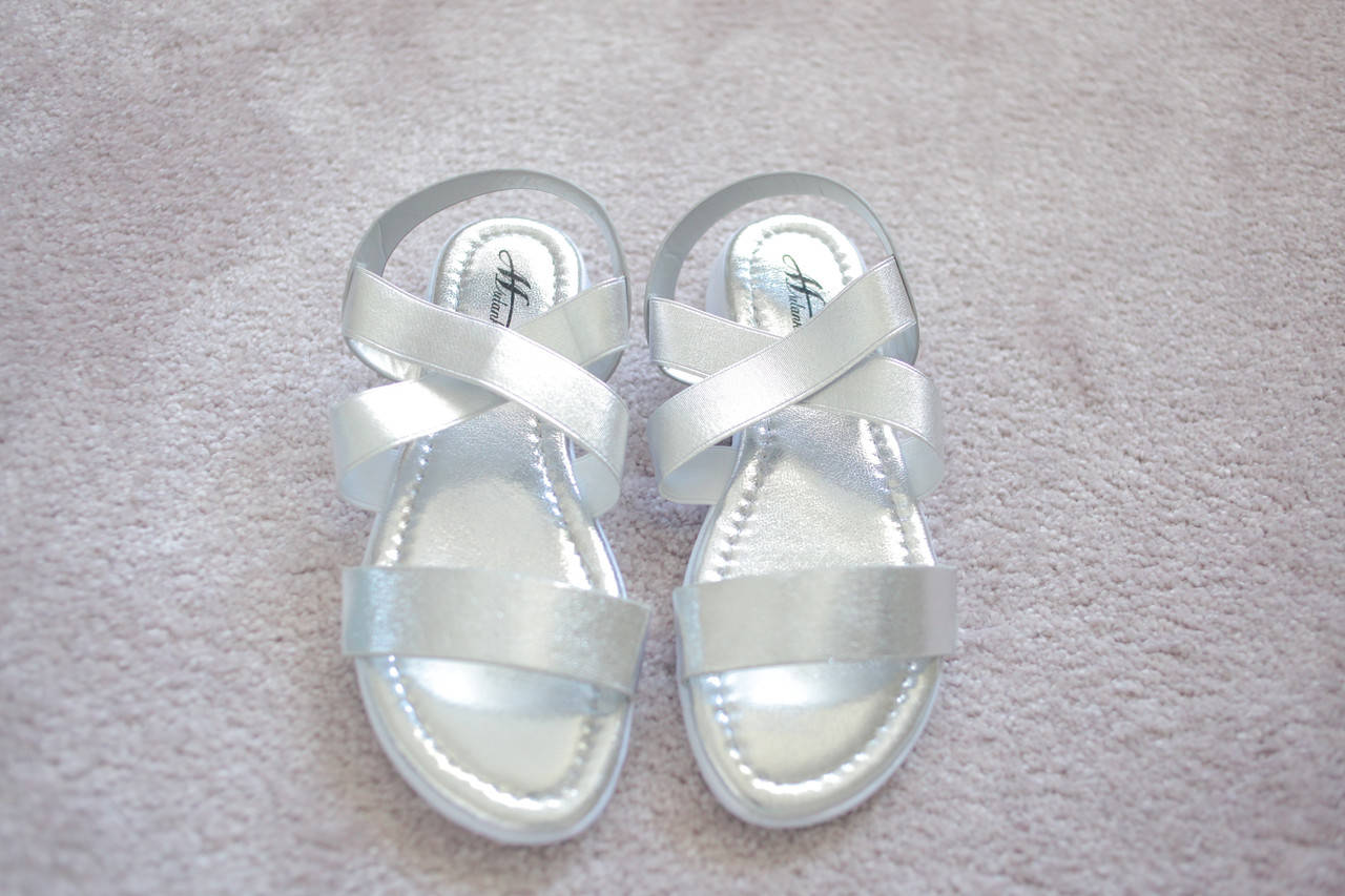 Женские босоножки с резинками серебро Silver лето 37-39
Женские босоножки с резинками серебро Silver лето 37-39