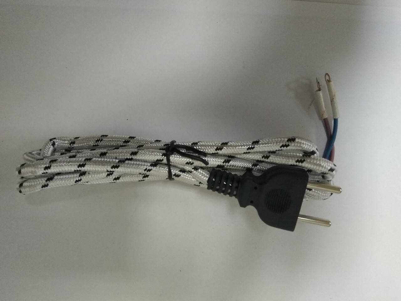 Шнур утюжный с вилкой б/з 2м GAV 779
Шнур утюжный с вилкой б/з 2м GAV 779