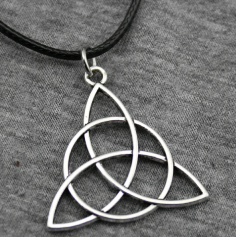 Кулон трикветр большой
Кулон трикветр большой