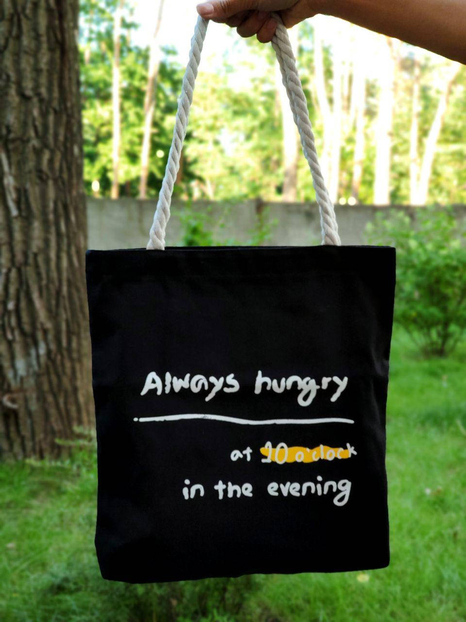 Тканевая пляжная сумка \ шоппер \ с круглыми канатными ручками "Always hungry" черная с надписями, Черный
Тканевая пляжная сумка \ шоппер \ с круглыми канатными ручками "Always hungry" черная с надписями, Черный
