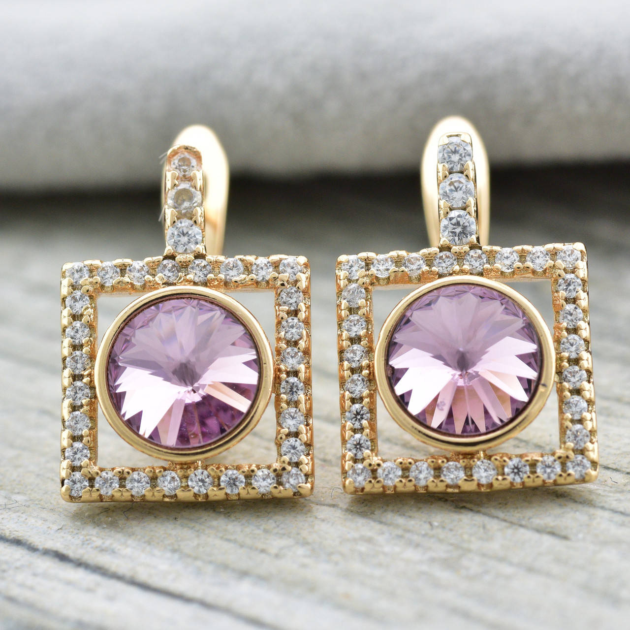 Серьги с кристаллами Swarovski мутный (темный) камень размер 15х10 мм светло розовый вес 2.7 г позолота 18К
Серьги с кристаллами Swarovski мутный (темный) камень размер 15х10 мм светло розовый вес 2.7 г позолота 18К