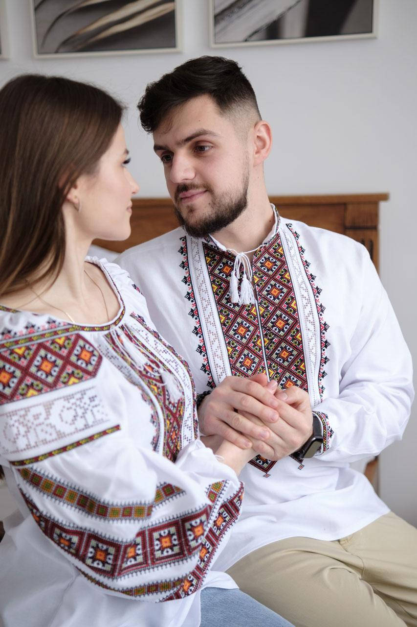 Вышиванки для пары белые с большым разноцветным узором праздничные, ткань - домотканое полотно
Вышиванки для пары белые с большым разноцветным узором праздничные, ткань - домотканое полотно
