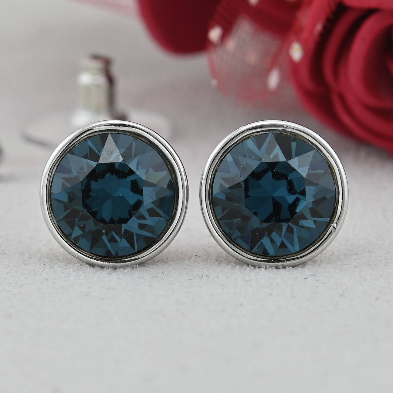 Серьги Xuping с кристаллами Swarovski 83081 размер 10х10 мм цвет темно-синий вес 2.8 г позолота Белое Золото
Серьги Xuping с кристаллами Swarovski 83081 размер 10х10 мм цвет темно-синий вес 2.8 г позолота Белое Золото