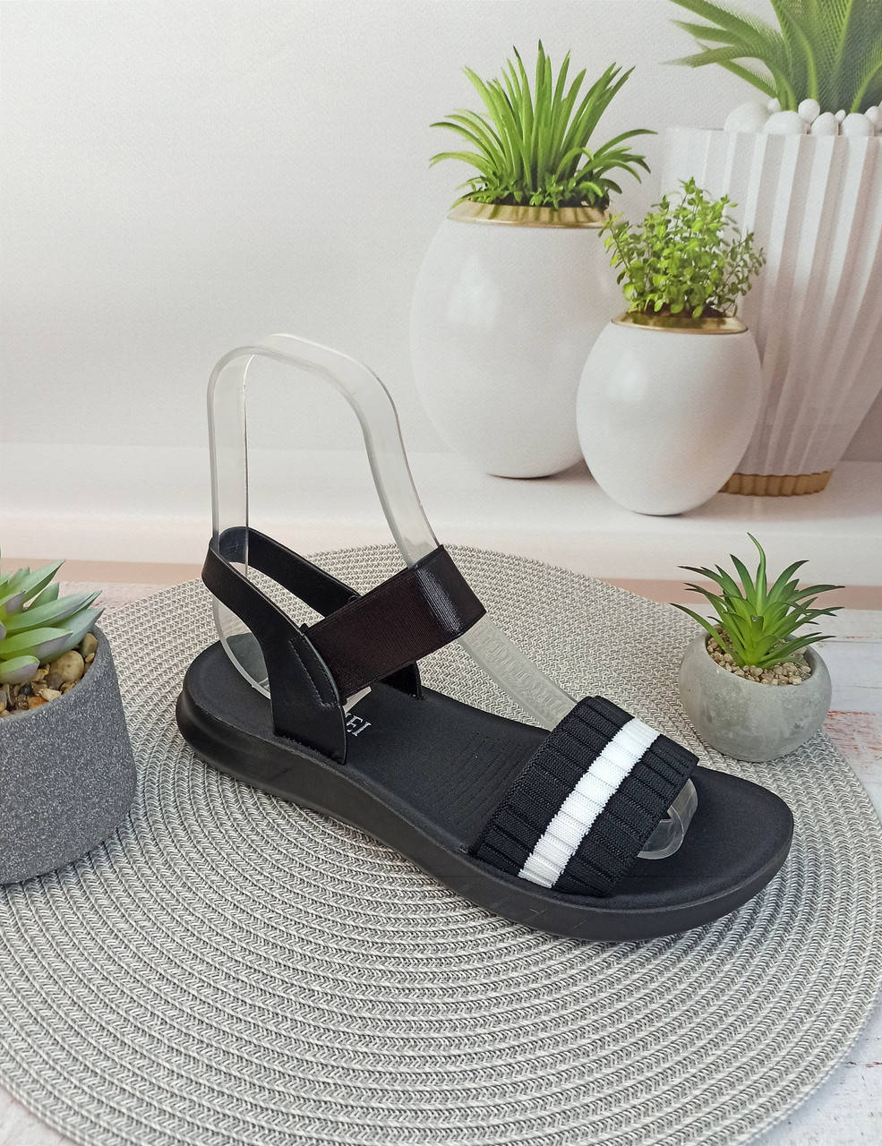 Женские черные босоножки 38(р)
Женские черные босоножки 38(р)