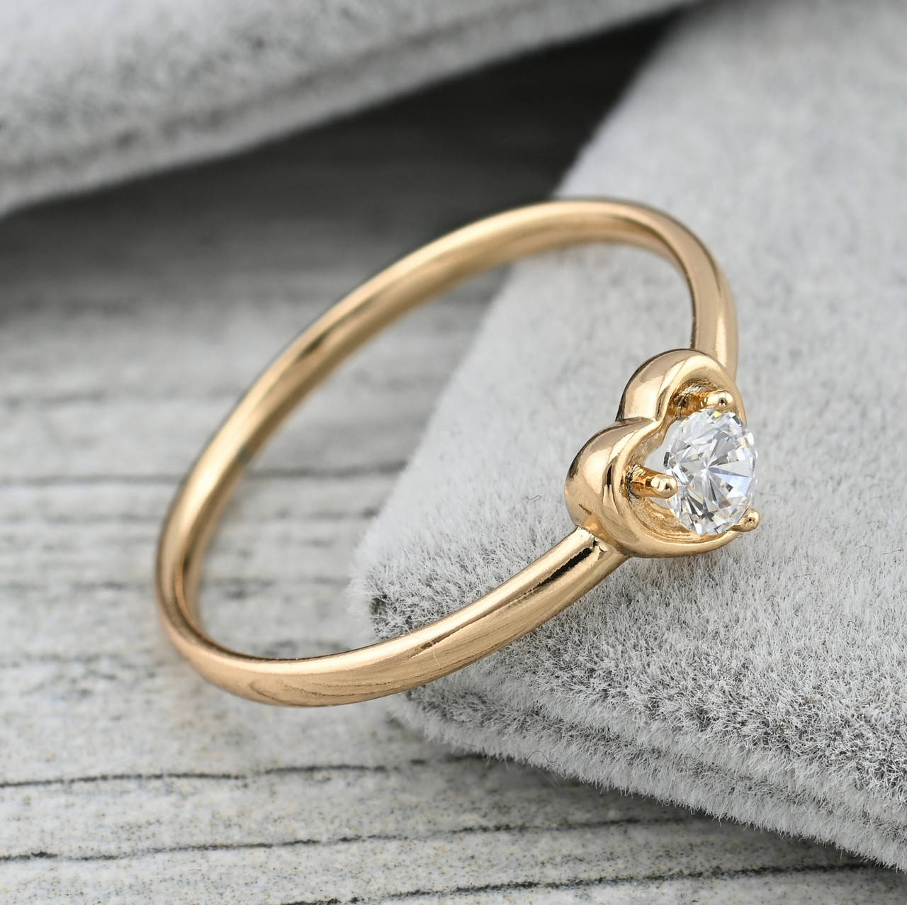 Кольцо 35815 ширина 6 мм белые фианиты позолота 18К размер 20
Кольцо 35815 ширина 6 мм белые фианиты позолота 18К размер 20