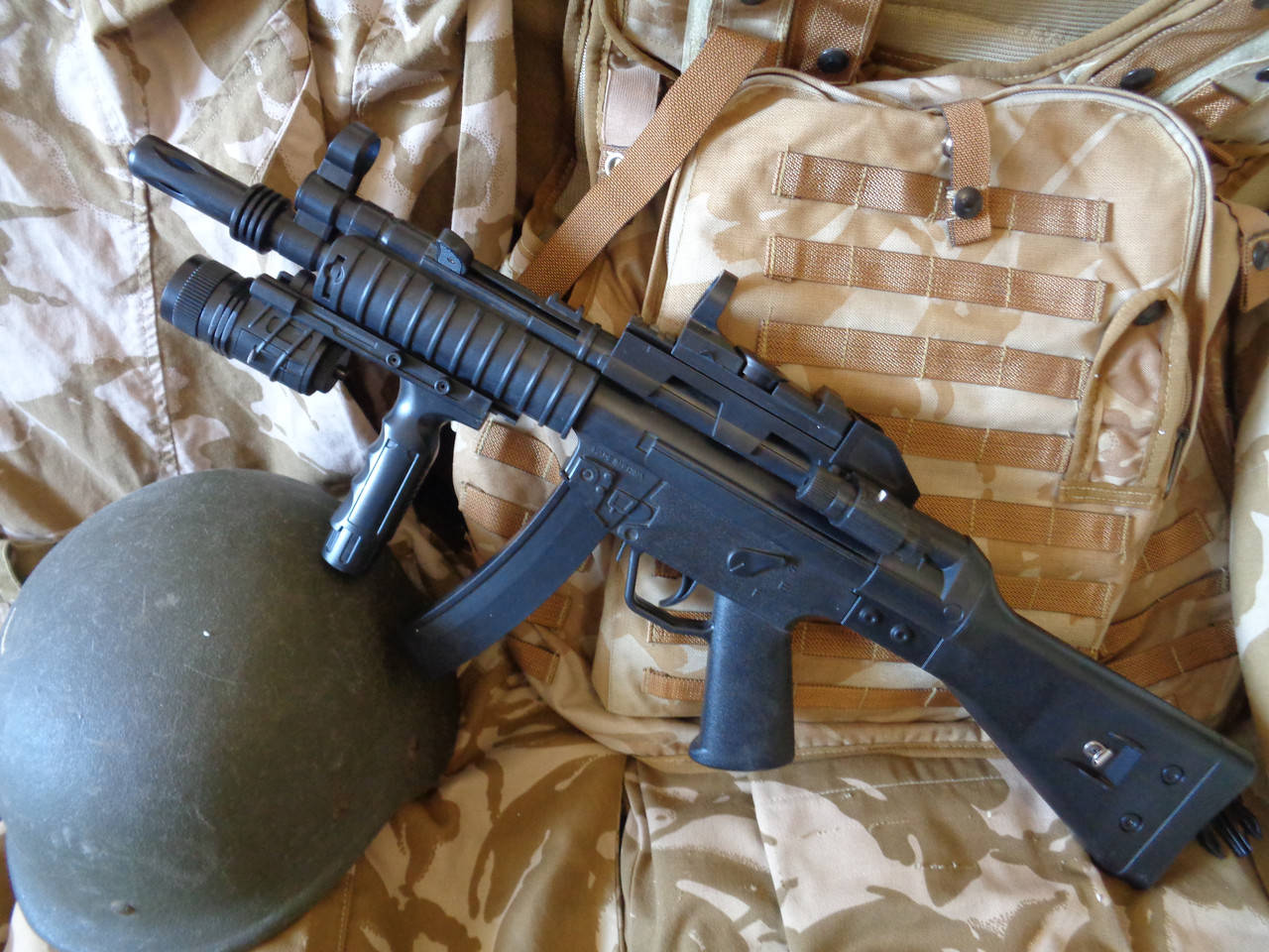 Автомат MP5 на пластиковых шариках + Фонарик + Прицел + Лазер
Автомат MP5 на пластиковых шариках + Фонарик + Прицел + Лазер