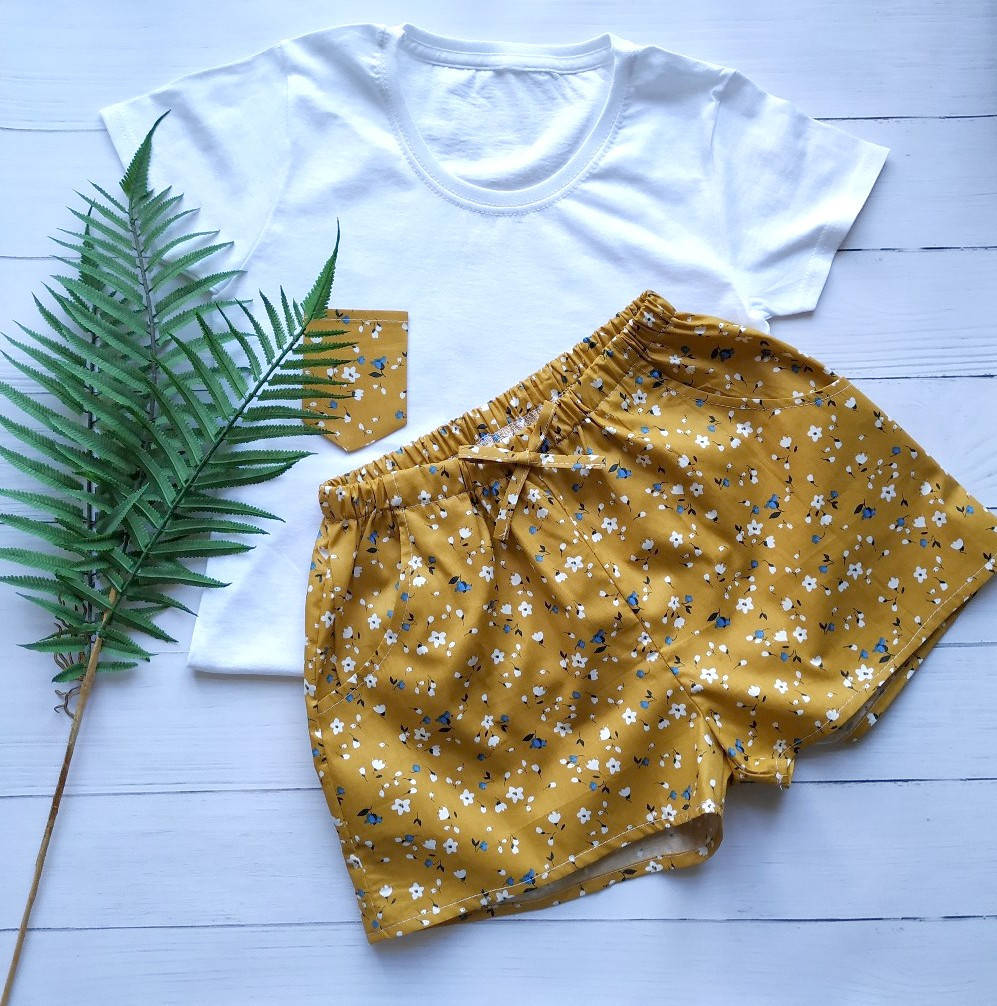 Женская пижама из трикотажной футболки и горчичных шортов с цветочным принтом M 
Женская пижама из трикотажной футболки и горчичных шортов с цветочным принтом M