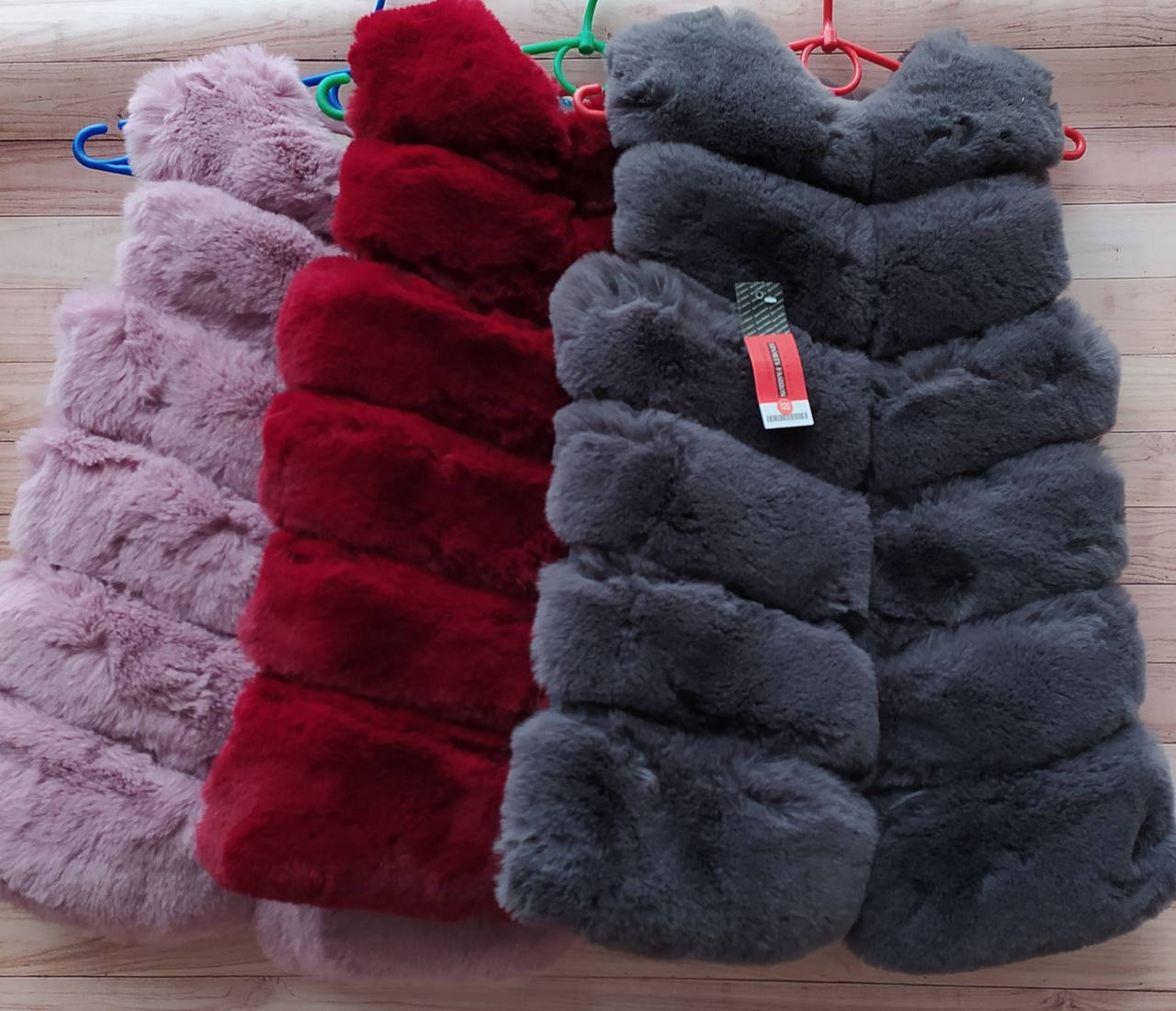 Меховая жилетка для девочки на крючках, размер 160 170 180, Серый 
Меховая жилетка для девочки на крючках, размер 160 170 180, Серый