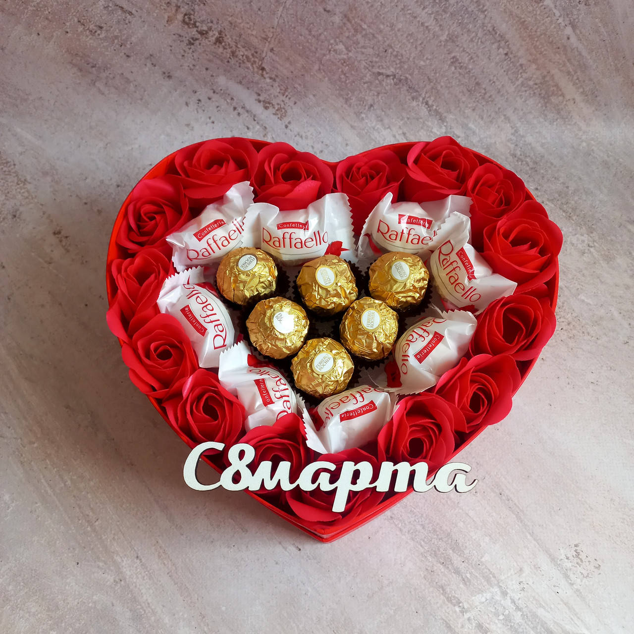 Подарочный набор из мыльных роз и конфет в коробке сердце. Подарок девушке, маме, сестре, жене на 8 марта.
Подарочный набор из мыльных роз и конфет в коробке сердце. Подарок девушке, маме, сестре, жене на 8 марта.