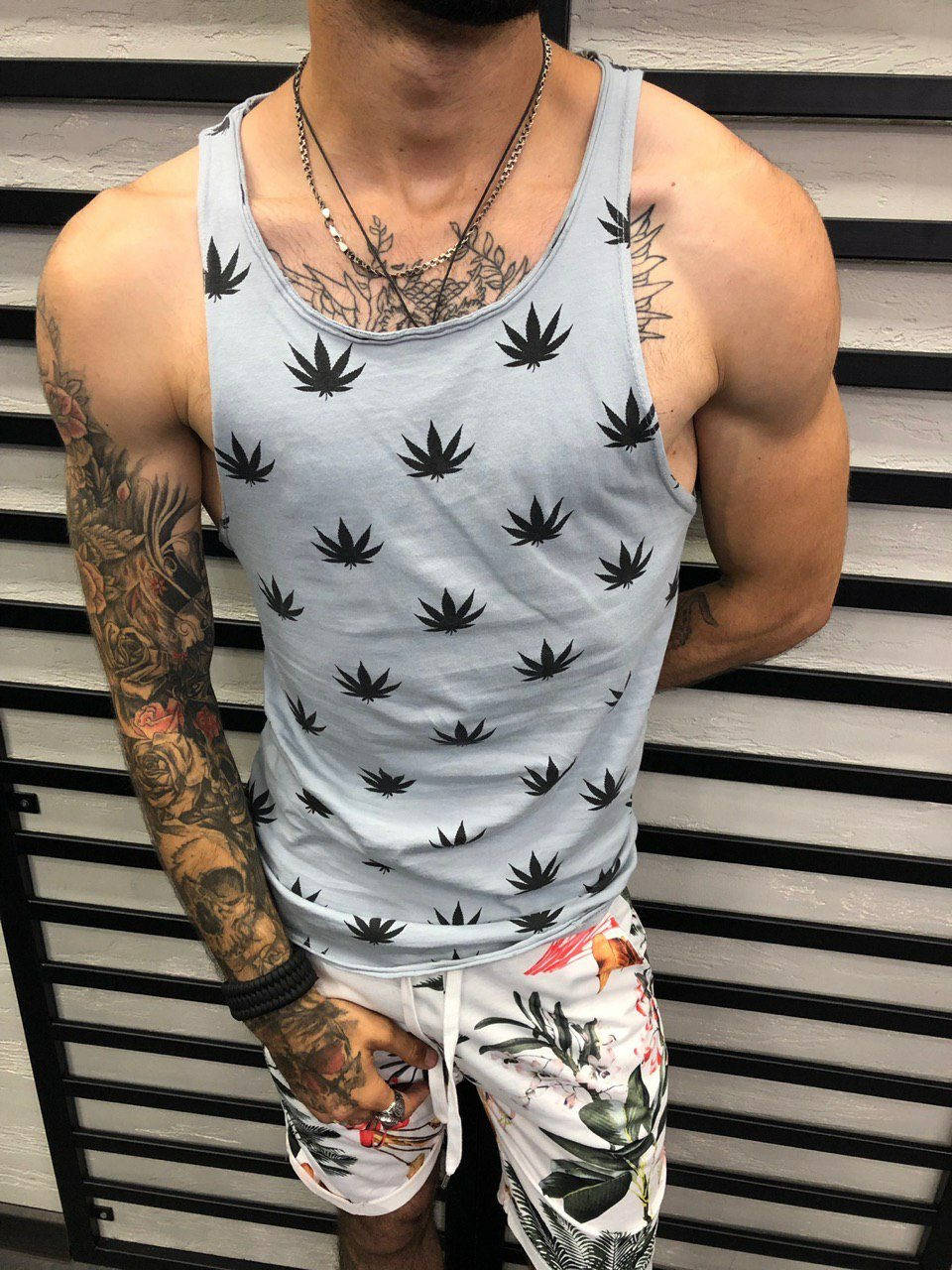 Майка мужская серая летняя с рисунком канабиса молодёжная серая майка мужская с растительными узорами
Майка мужская серая летняя с рисунком канабиса молодёжная серая майка мужская с растительными узорами