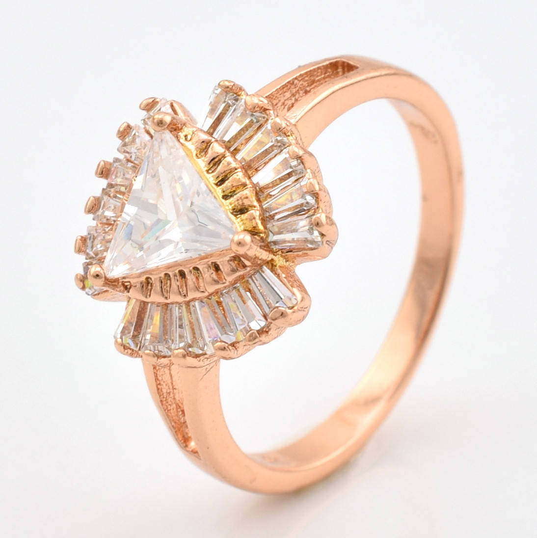 Кольцо Xuping 10595 белые фианиты позолота РО размер 16 
Кольцо Xuping 10595 белые фианиты позолота РО размер 16