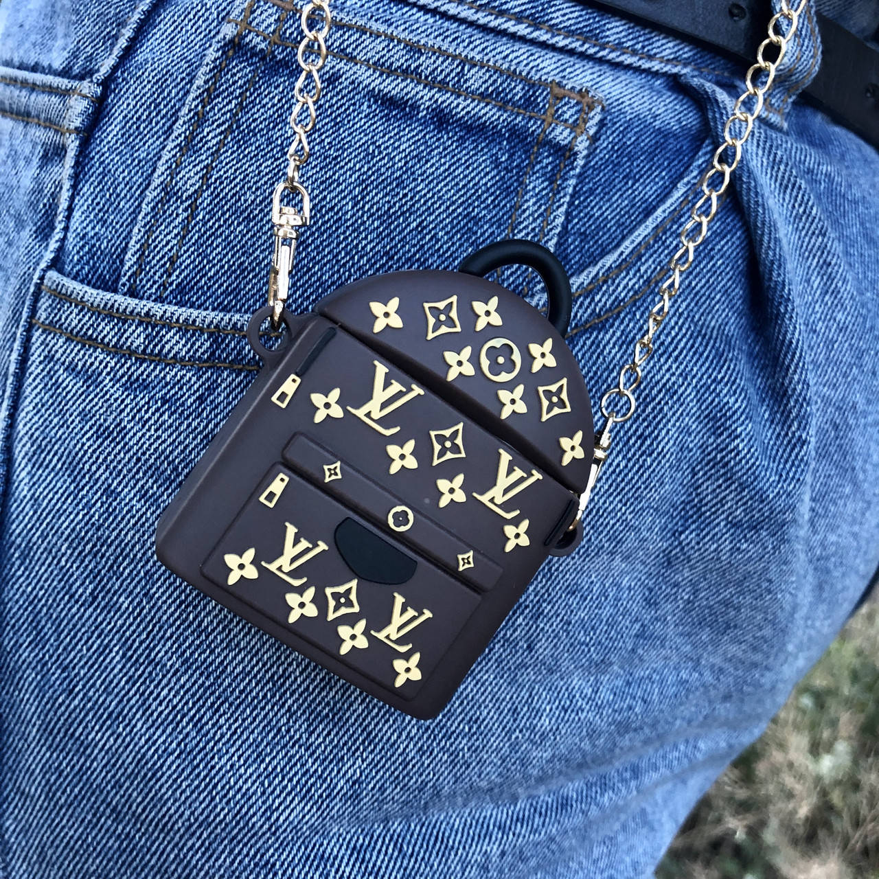 Чехол Louis Vuitton/Луи Витон для наушников Apple AirPods 1/2 в виде сумочки с золотой цепочкой, Коричневый
Чехол Louis Vuitton/Луи Витон для наушников Apple AirPods 1/2 в виде сумочки с золотой цепочкой, Коричневый