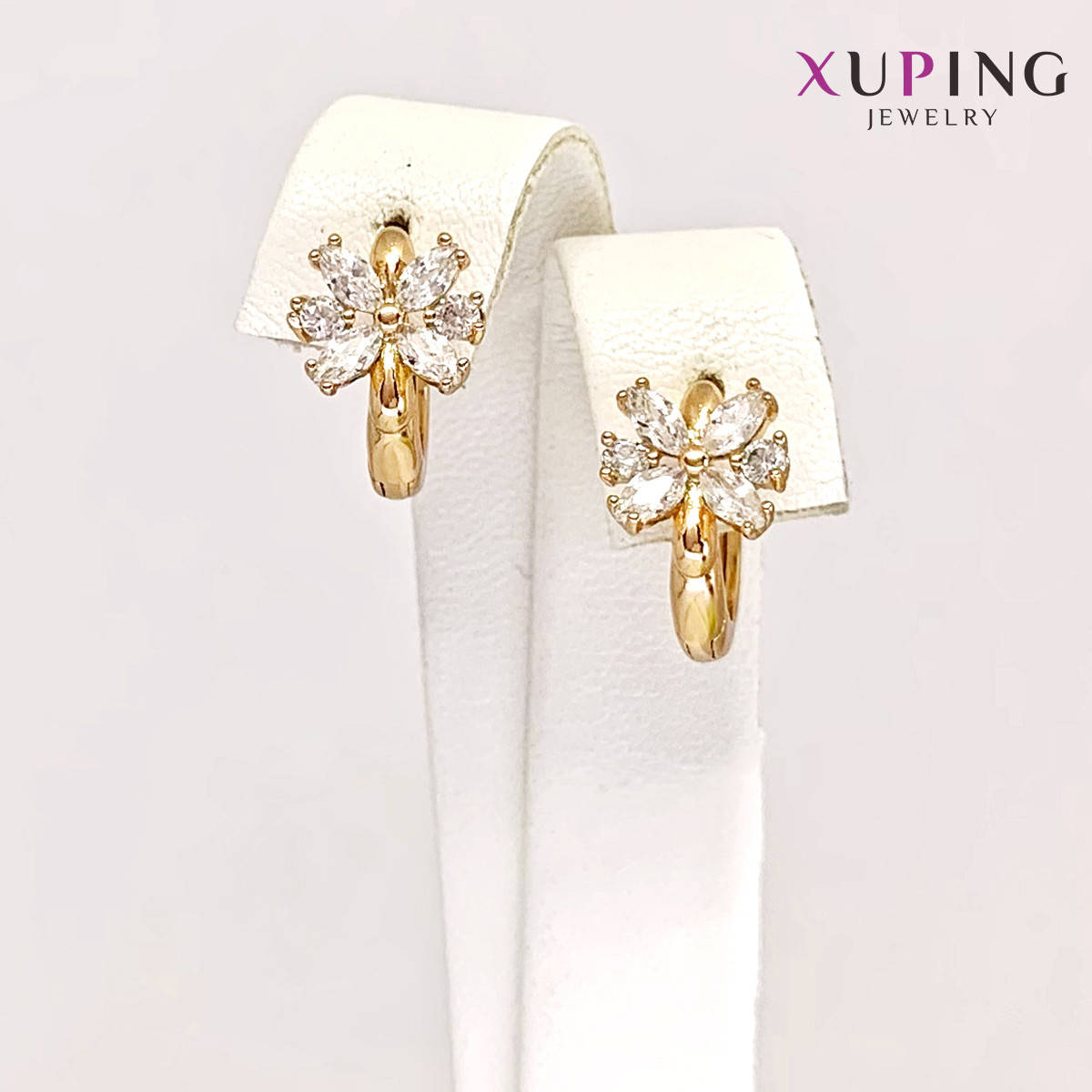 Серьги Xuping, размер 12х8 мм, белые фианиты (куб. цирконий), вес 2 г, позолота 18K, ХР01232 (1)
Серьги Xuping, размер 12х8 мм, белые фианиты (куб. цирконий), вес 2 г, позолота 18K, ХР01232 (1)
