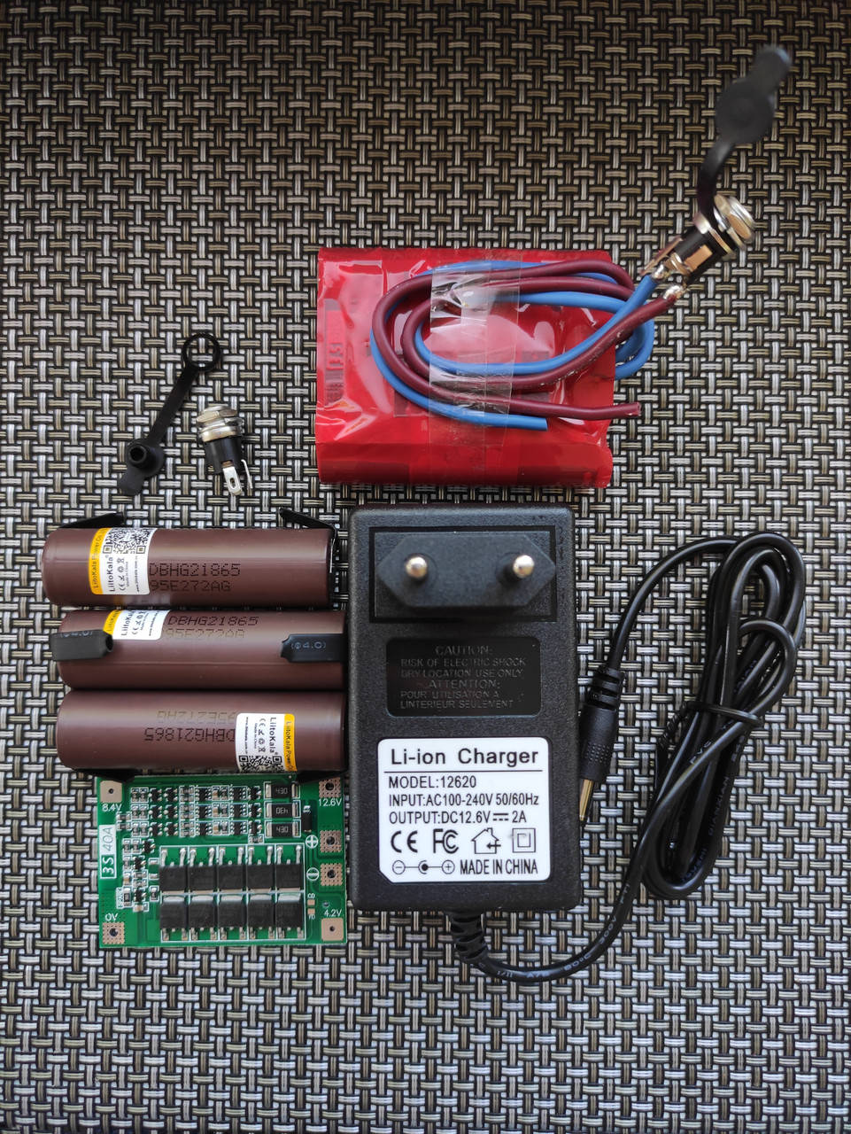 Комплект на Шуруповёрт 12.6V,перепаковка/сборка/bms 3S 18650 Li-ion,готовая сборка на 3000mAh +зарядка 2 Ампер
Комплект на Шуруповёрт 12.6V,перепаковка/сборка/bms 3S 18650 Li-ion,готовая сборка на 3000mAh +зарядка 2 Ампер