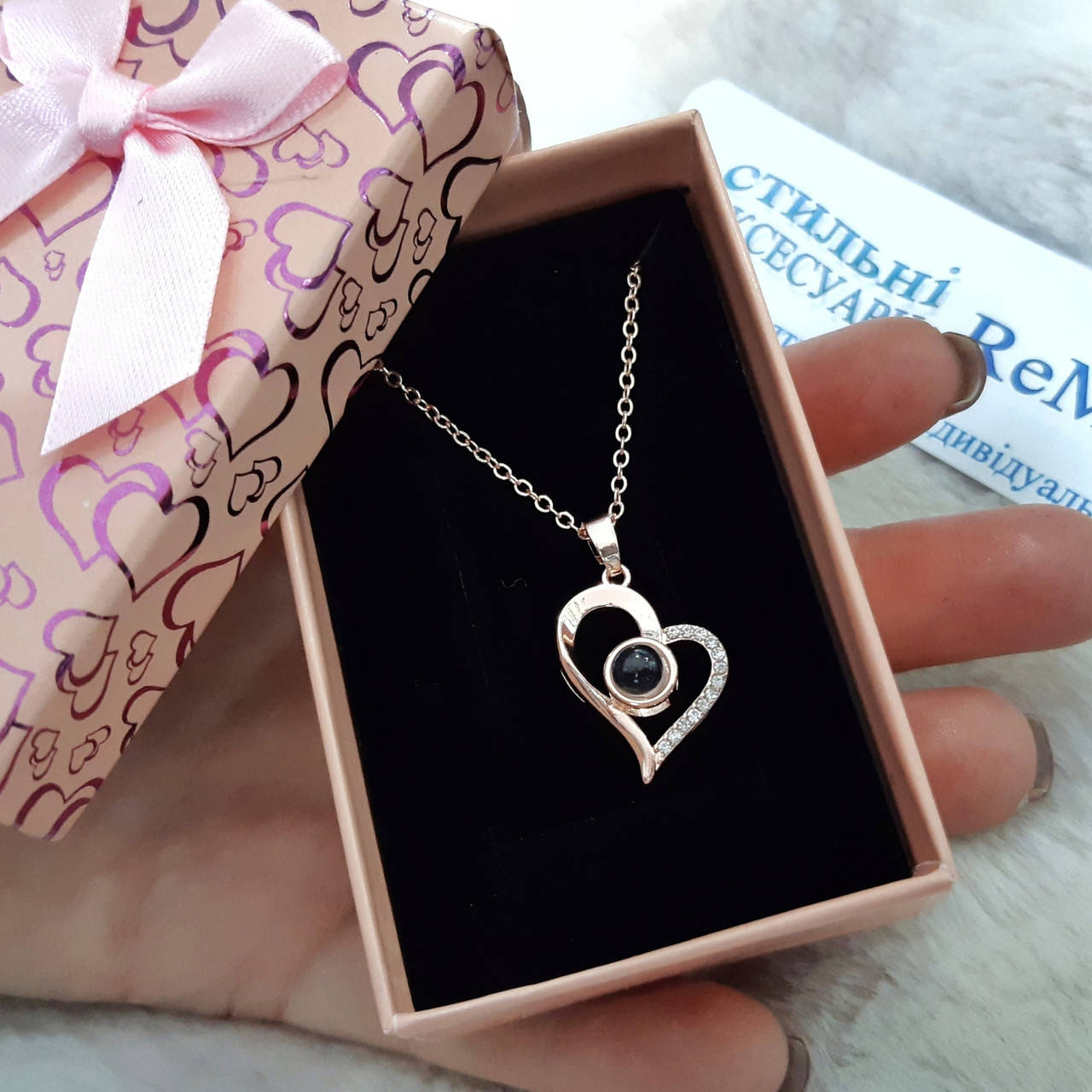 Оригинальный подарок девушке кулон сердце с кристаллом "I love you" на 100 языках медзолото в футляре Сердечки
Оригинальный подарок девушке кулон сердце с кристаллом "I love you" на 100 языках медзолото в футляре Сердечки