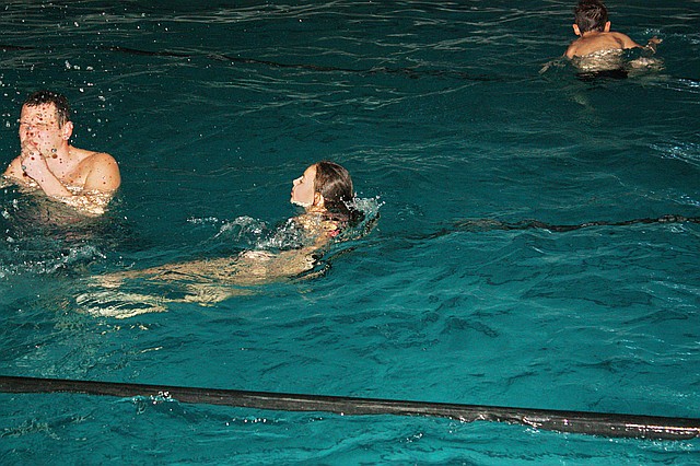 Плавание в бассейне голосеево