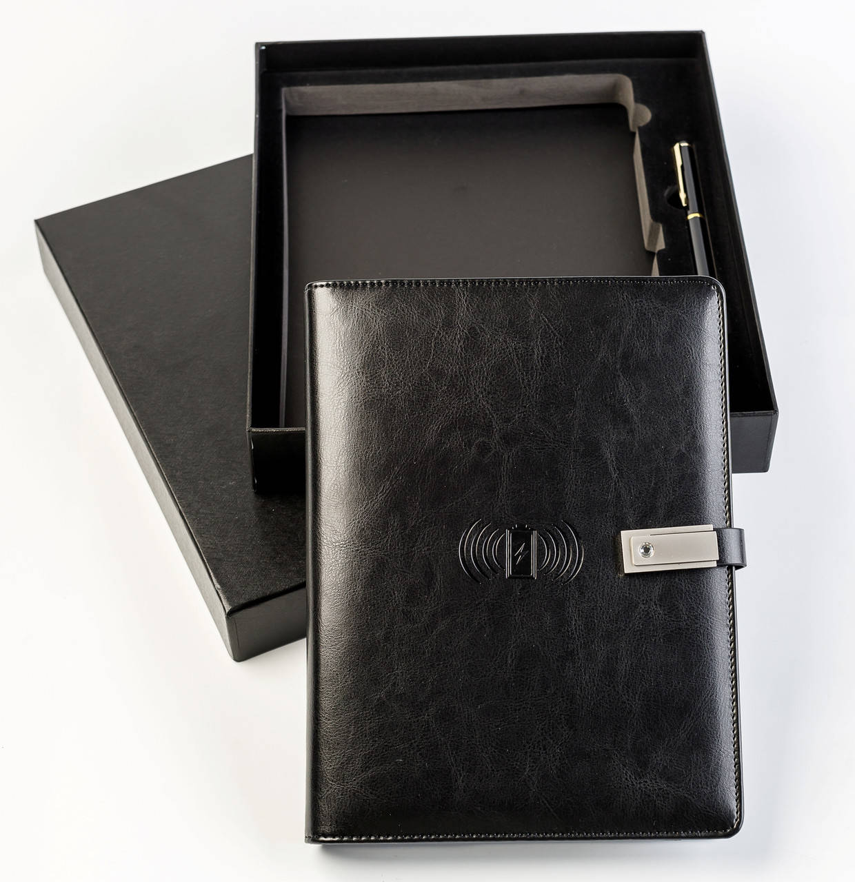 Блокнот ежедневник с эко-кожи с беспроводной зарядкой и Powerbank 8000 мАч с ручкой Черный 1
Блокнот ежедневник с эко-кожи с беспроводной зарядкой и Powerbank 8000 мАч с ручкой Черный 1