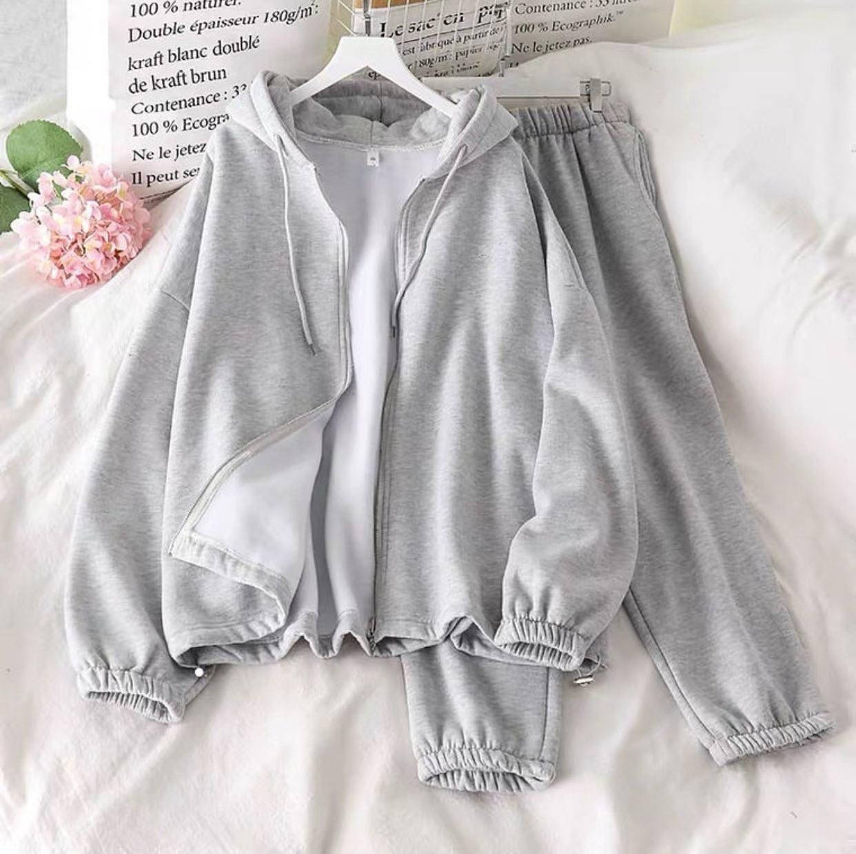 Женский спортивный костюм oversize (худи на молнии + штаны на резинке) трехнитка на флисе, чёрный и серый
Женский спортивный костюм oversize (худи на молнии + штаны на резинке) трехнитка на флисе, чёрный и серый