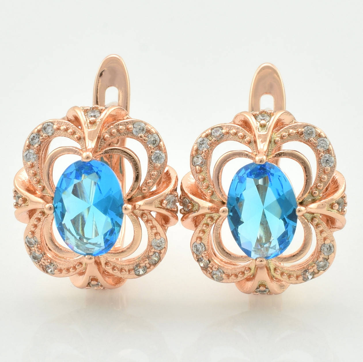 Серьги Xuping Королева Луиза 21804 размер 13х10 мм голубые фианиты вес 3.3 г позолота РО
Серьги Xuping Королева Луиза 21804 размер 13х10 мм голубые фианиты вес 3.3 г позолота РО