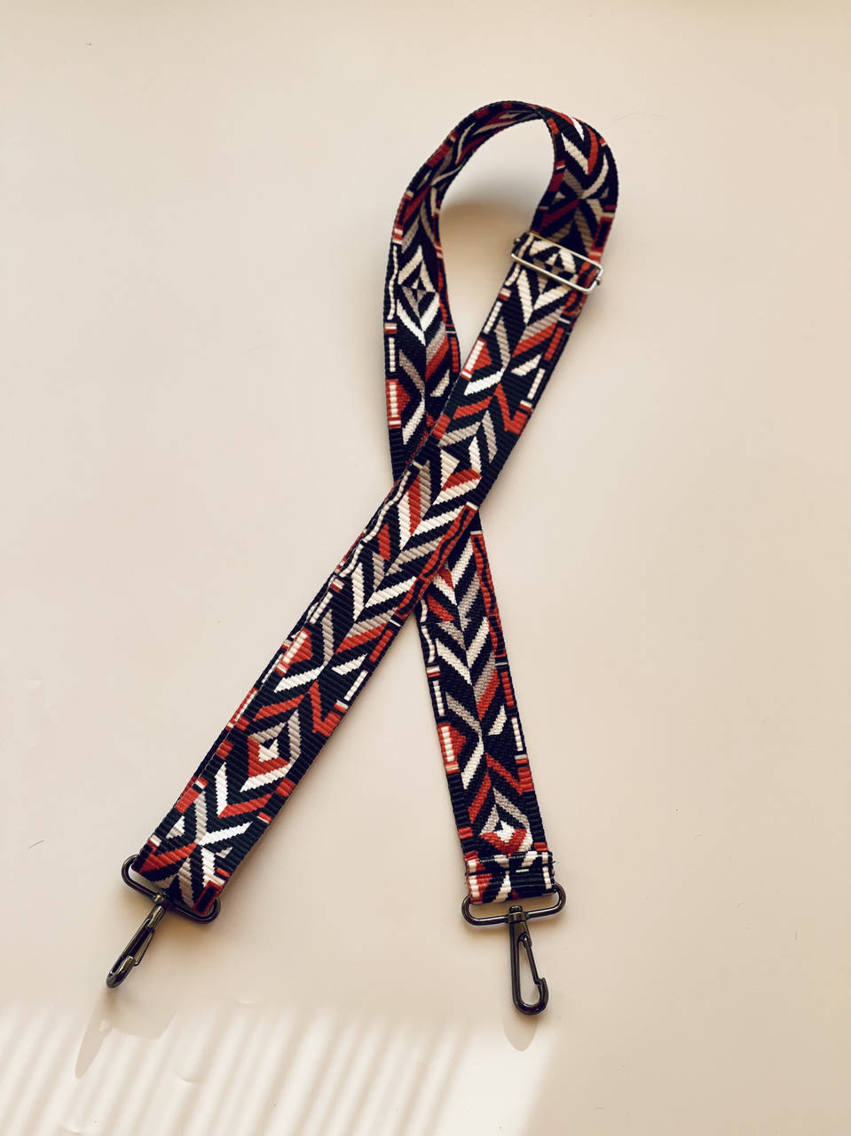 Плечевой ремень съемный декоративный 40 мм на сумку черно красный орнамент
Плечевой ремень съемный декоративный 40 мм на сумку черно красный орнамент