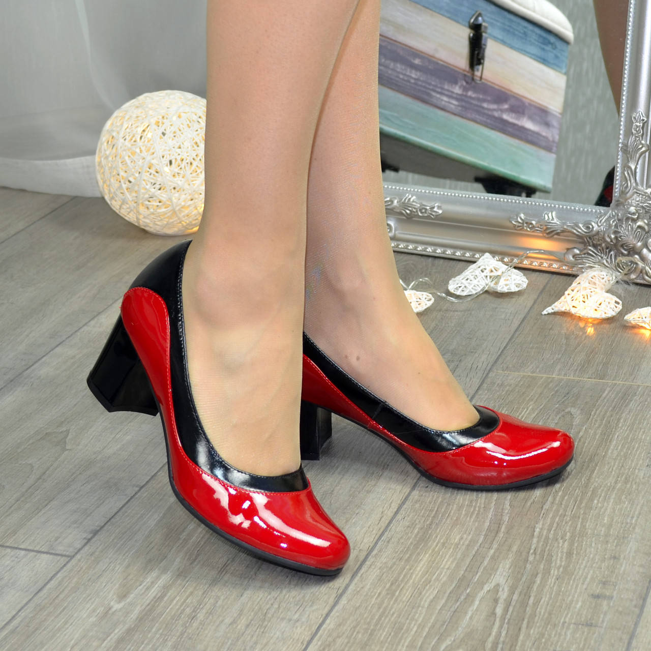 Женские лаковые туфли на невысоком каблуке, цвет красный/черный
Женские лаковые туфли на невысоком каблуке, цвет красный/черный