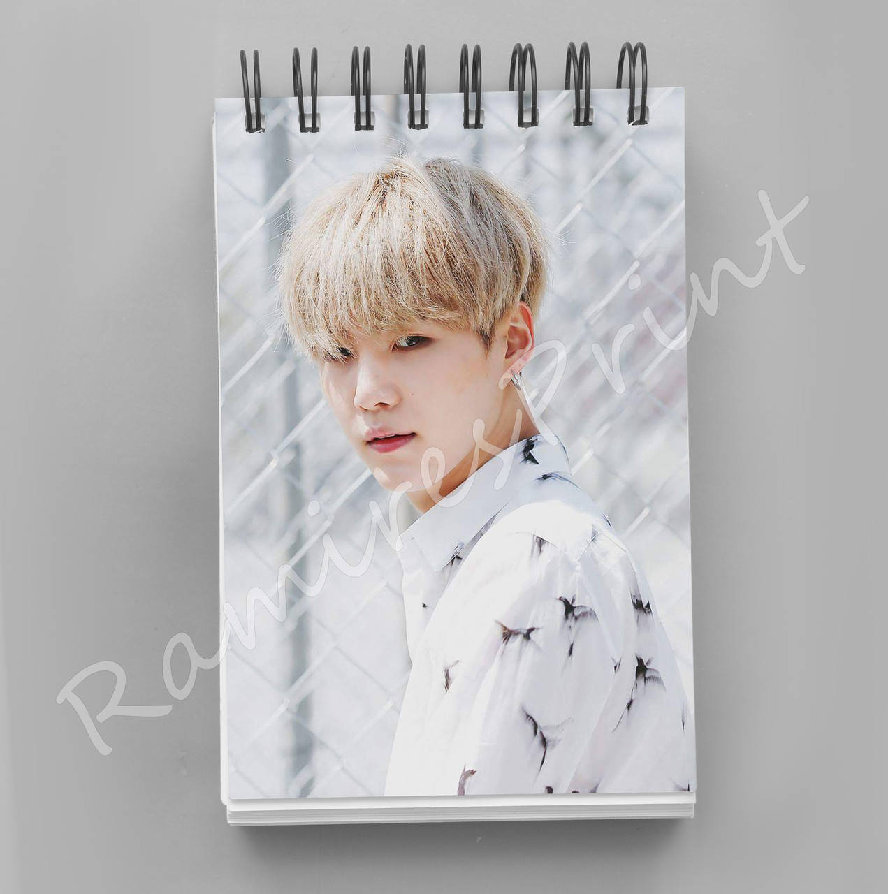 Блокнот А6 пружина 48 л. клетка K-Pop BTS 302 
Блокнот А6 пружина 48 л. клетка K-Pop BTS 302