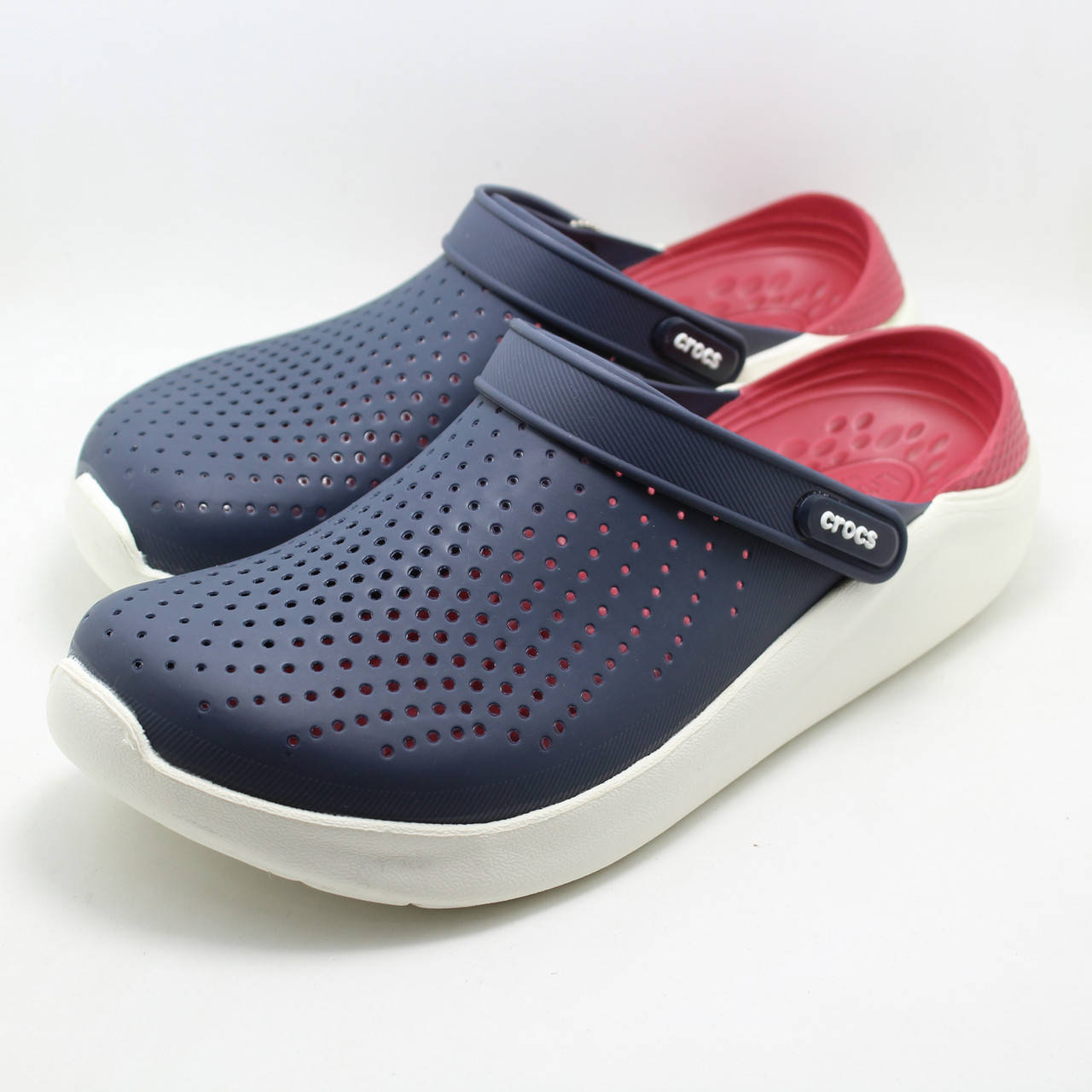 Синие женские сабо Crocs LiteRide Clog Navy/Pepper кроксы, последний размер М6 (38/39 - 24 см)
Синие женские сабо Crocs LiteRide Clog Navy/Pepper кроксы, последний размер М6 (38/39 - 24 см)