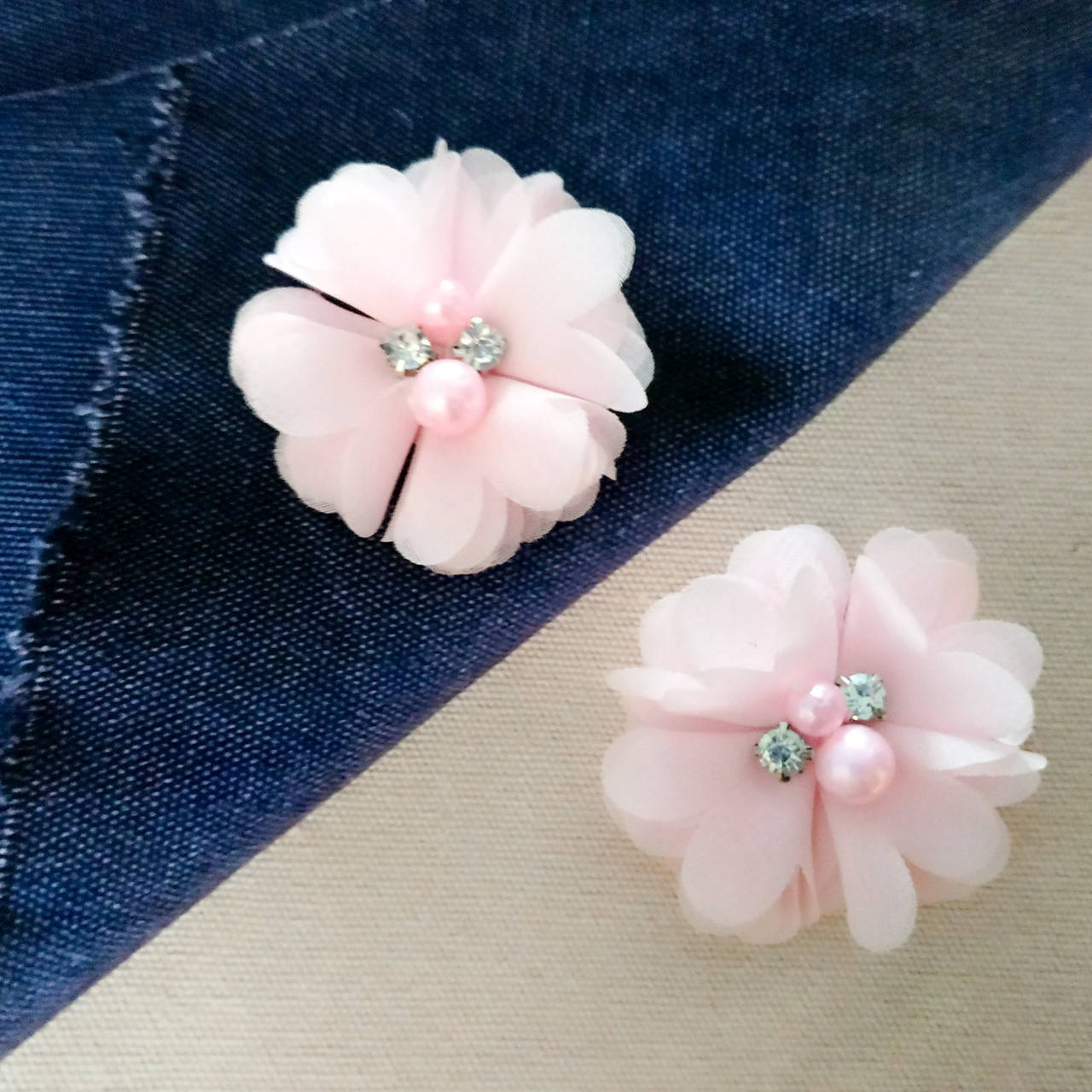 Цветок шифоновый 4,5 см с бусинами и стразами, розовый 
Цветок шифоновый 4,5 см с бусинами и стразами, розовый