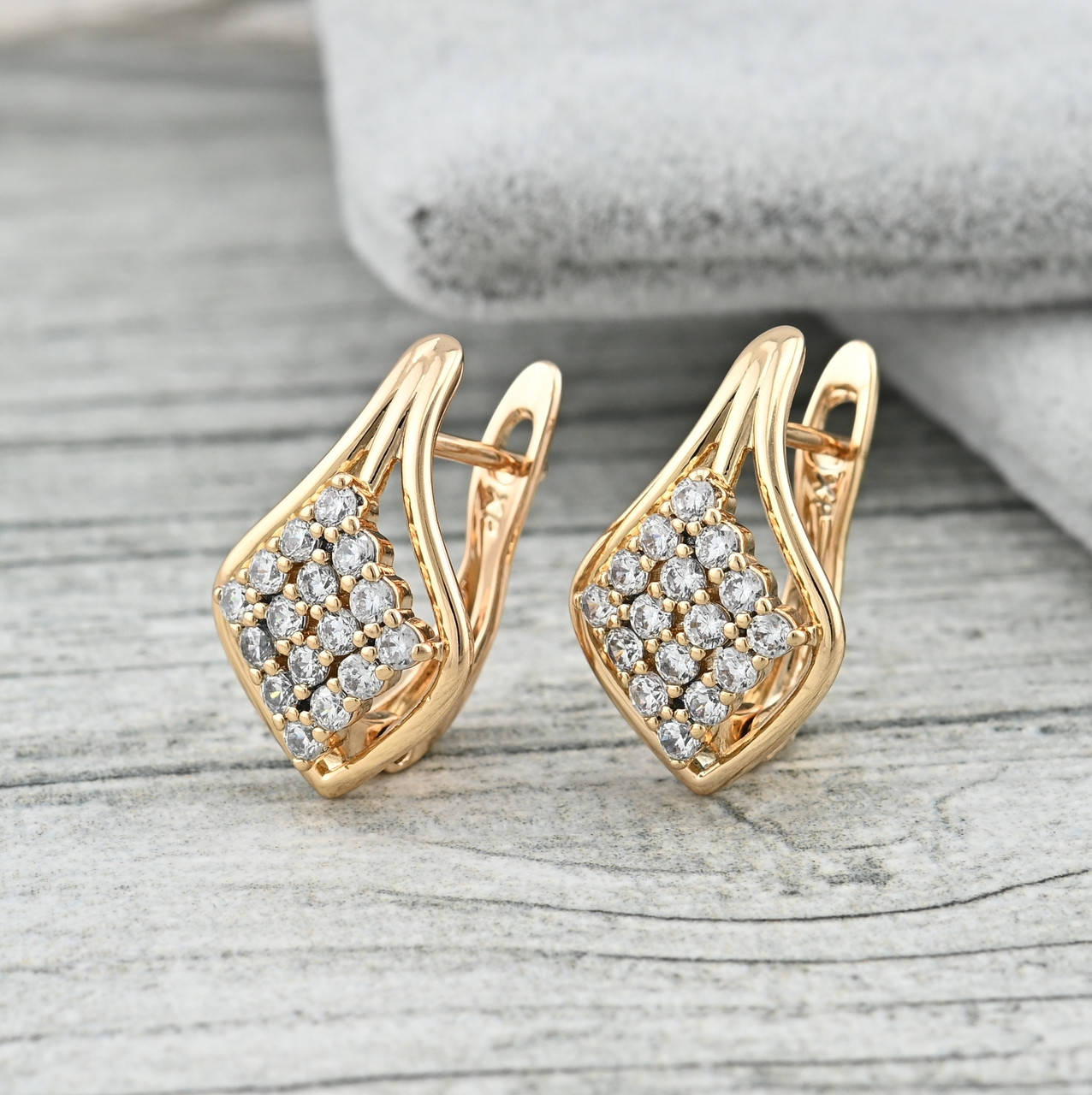 Серьги 35745 размер 18х11 мм белые фианиты вес 3.1 г позолота 18К
Серьги 35745 размер 18х11 мм белые фианиты вес 3.1 г позолота 18К