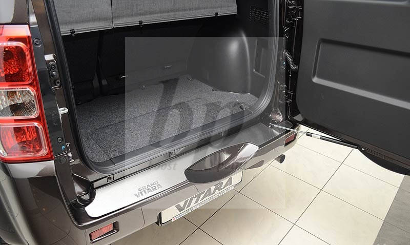 Защитная хром накладка на задний бампер (планка без загиба) Suzuki Grand Vitara II 3D/5D (сузуки гранд витара) 
Защитная хром накладка на задний бампер (планка без загиба) Suzuki Grand Vitara II 3D/5D (сузуки гранд витара)