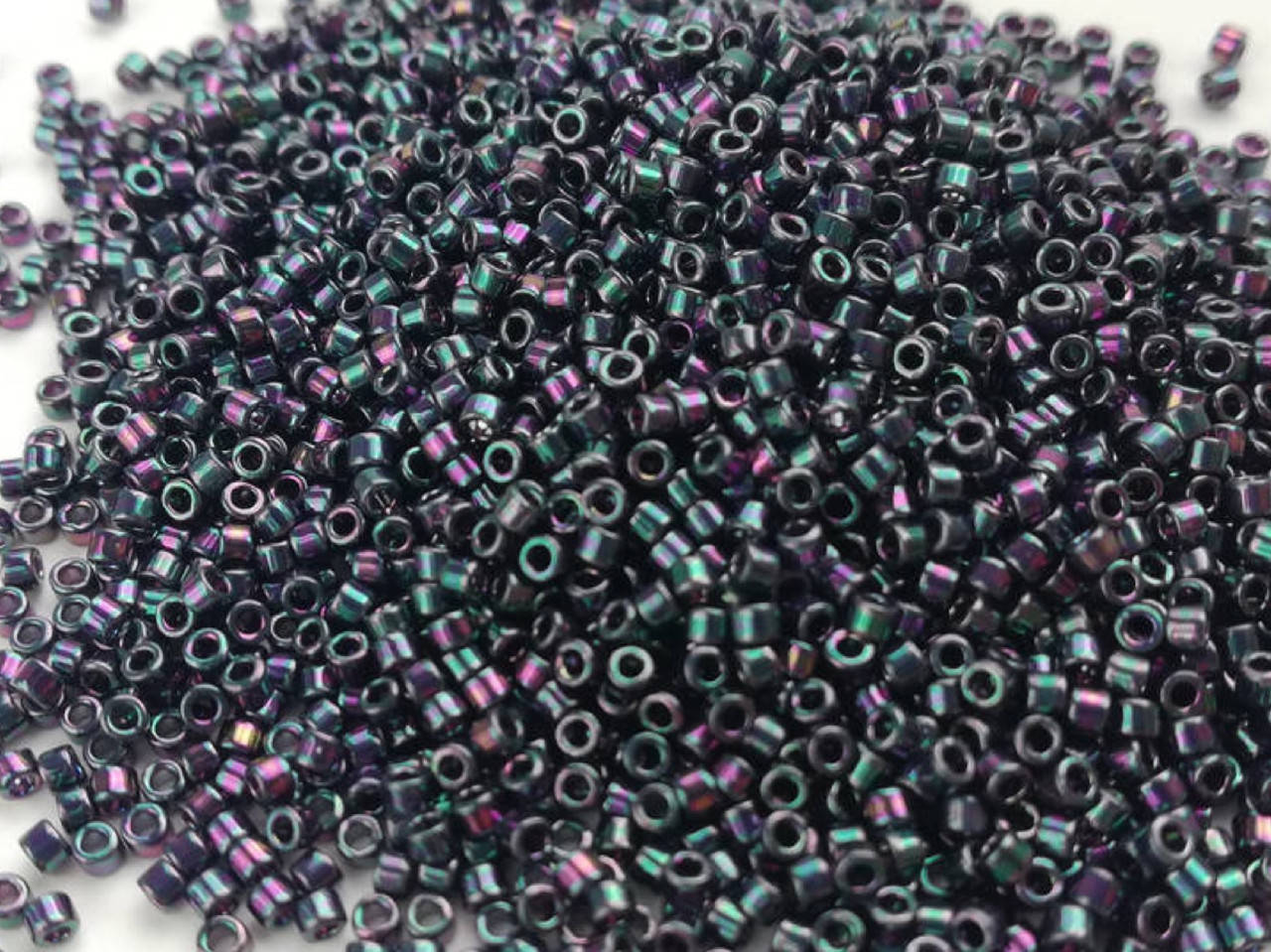 Японський бісер Miyuki Delica 11/0 DB1001 Metallic Purple/Green Gold Iris - металік зелено-пурпурний ірис
Японський бісер Miyuki Delica 11/0 DB1001 Metallic Purple/Green Gold Iris - металік зелено-пурпурний ірис