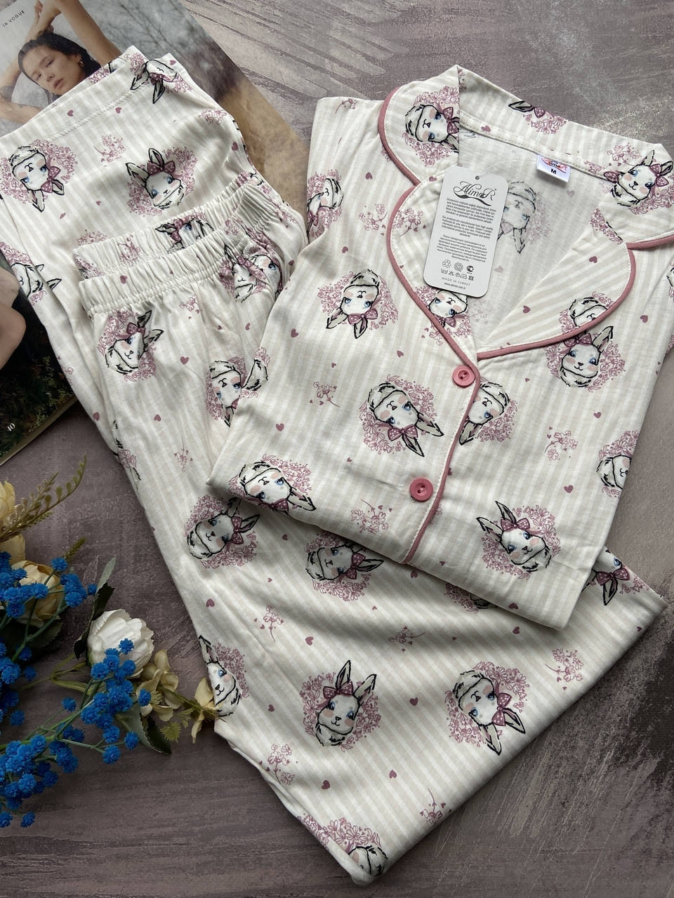 Женская пижама с штанами и кофтой с длинным рукавом M
Женская пижама с штанами и кофтой с длинным рукавом M