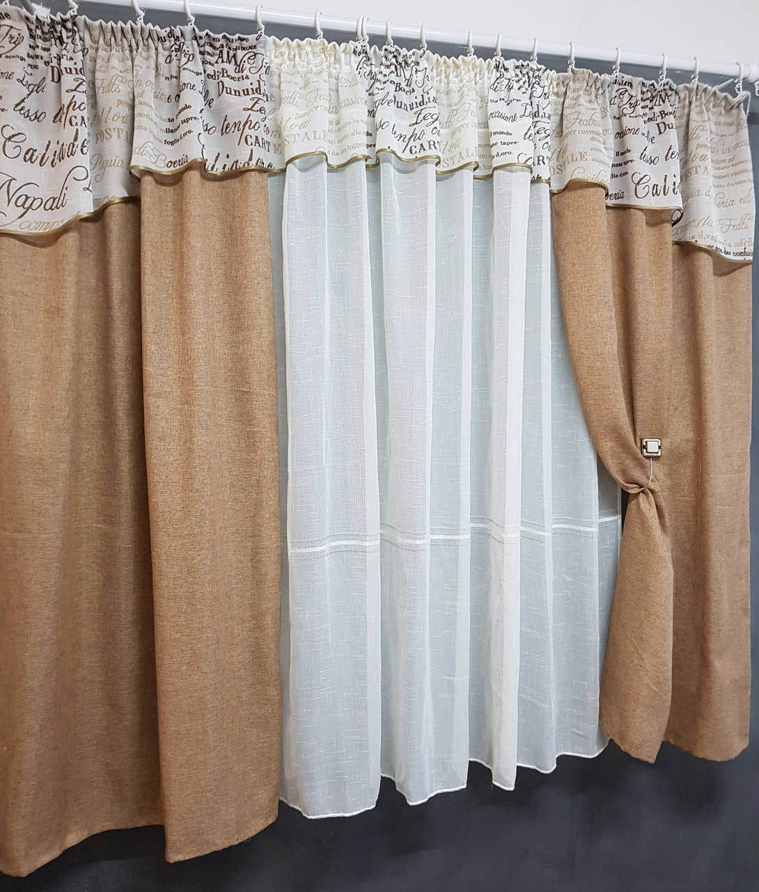 Комплект на кухню. тюль коротка
Комплект на кухню. тюль коротка