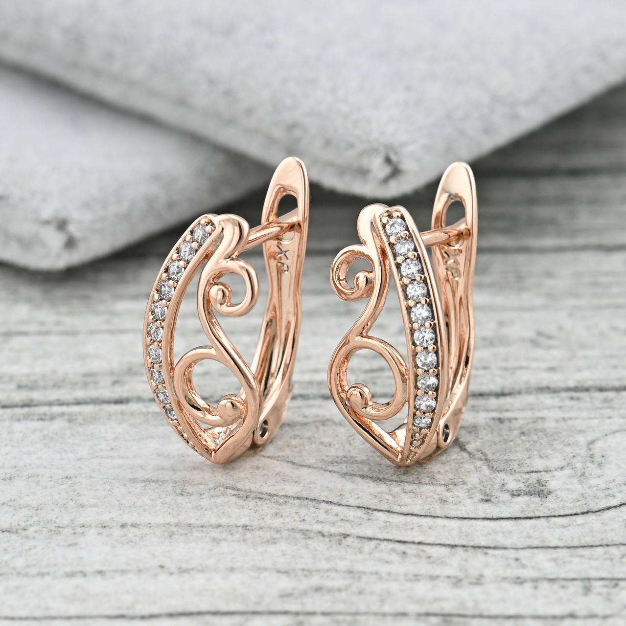 Серьги 35799 размер 16х8 мм белые фианиты вес 1.9 г позолота РО
Серьги 35799 размер 16х8 мм белые фианиты вес 1.9 г позолота РО