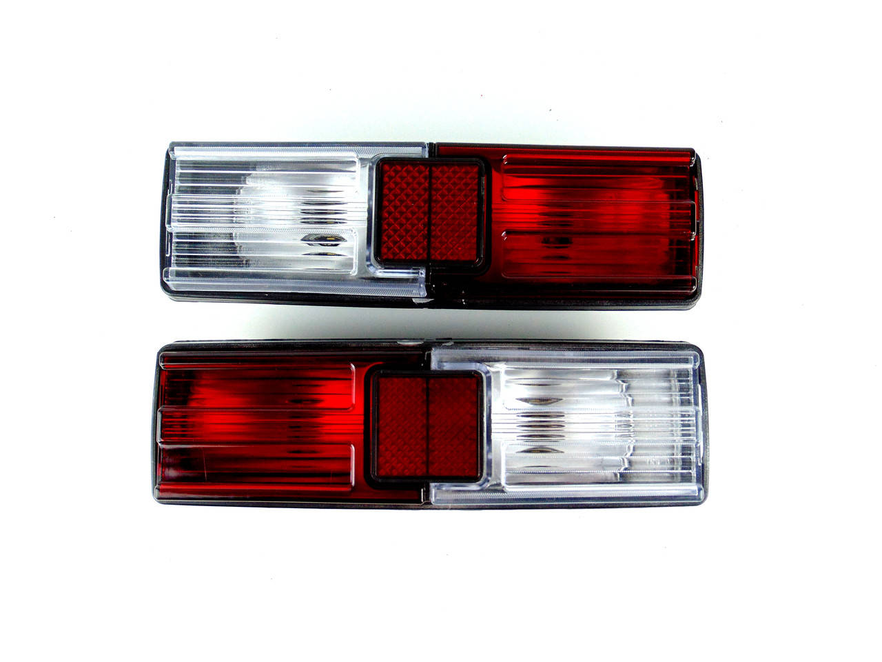 Фонарь ВАЗ 21011 задний правый+левый, Тюнинг красный/белый, чорный корпус 
Фонарь ВАЗ 21011 задний правый+левый, Тюнинг красный/белый, чорный корпус