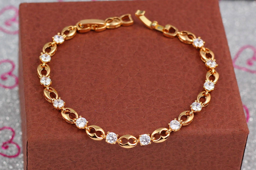 Браслет Xuping Jewelry звенья из белых камней и резных восьмерок 17.5 см 6 мм золотистый
Браслет Xuping Jewelry звенья из белых камней и резных восьмерок 17.5 см 6 мм золотистый