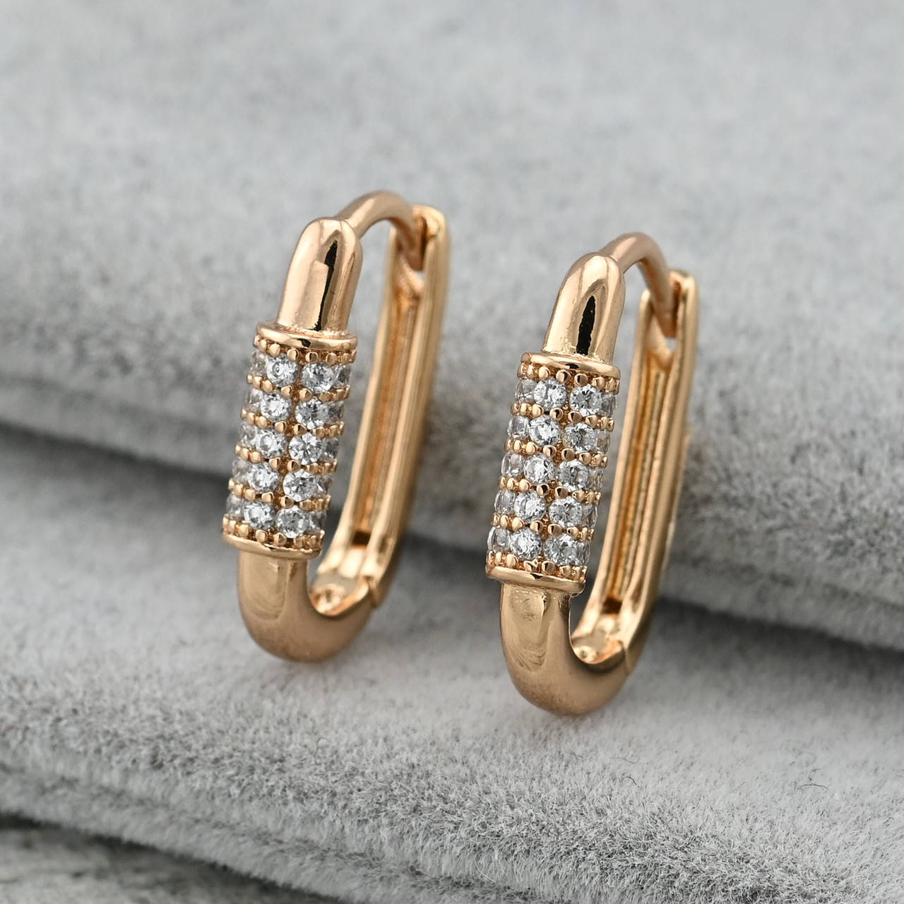 Серьги 36401 размер 16х4 мм белые фианиты вес 2.4 г позолота 18К
Серьги 36401 размер 16х4 мм белые фианиты вес 2.4 г позолота 18К