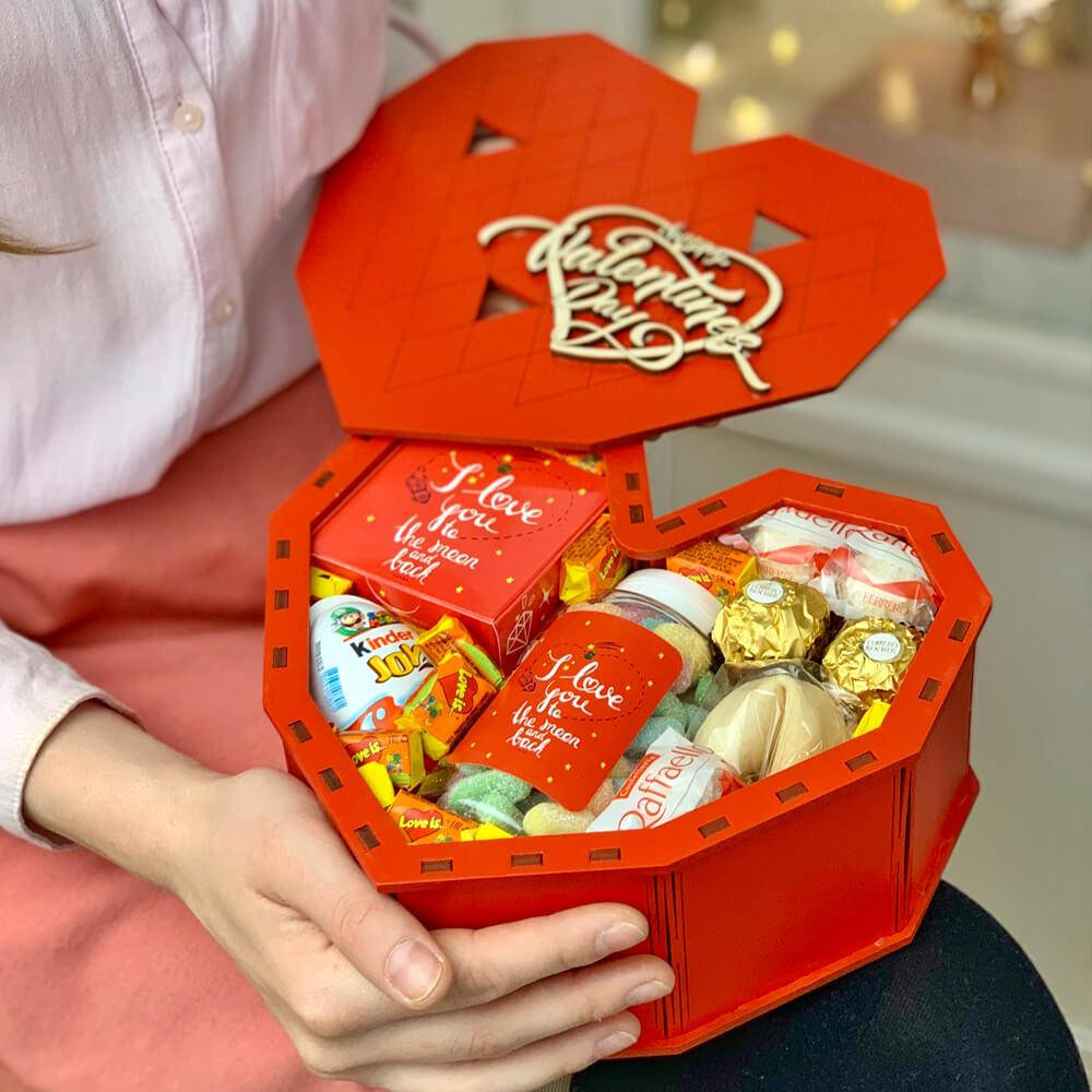 Подарунковий набір солодощів "Valentine's Day" XL в коробці із дерева 
Подарунковий набір солодощів "Valentine's Day" XL в коробці із дерева