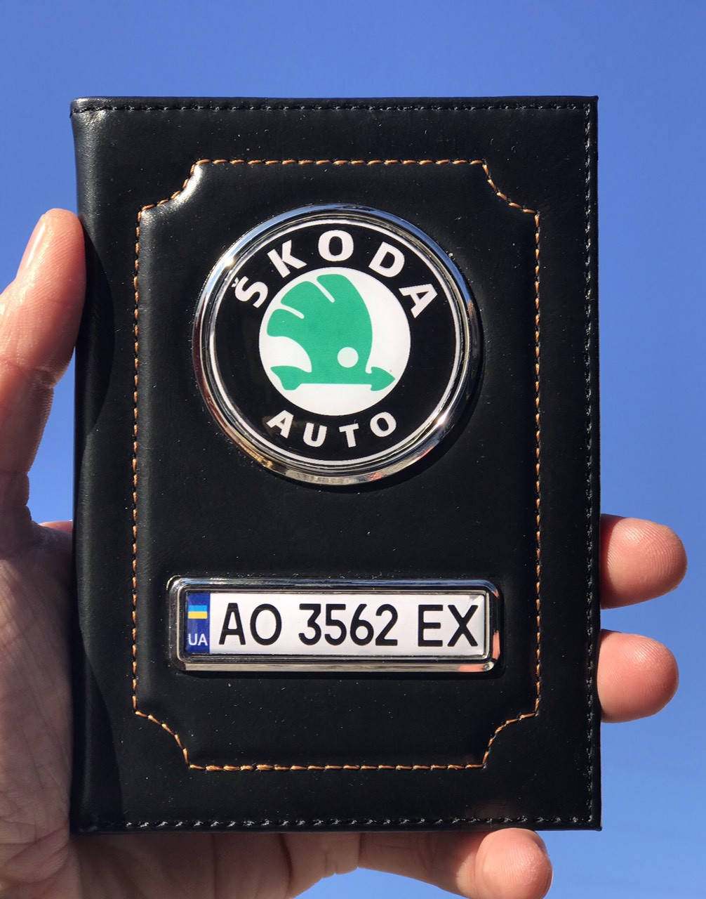 Кожаная обложка для автодокументов Skoda с логотипом и гос. номером авто черная глянцевая кожа
Кожаная обложка для автодокументов Skoda с логотипом и гос. номером авто черная глянцевая кожа