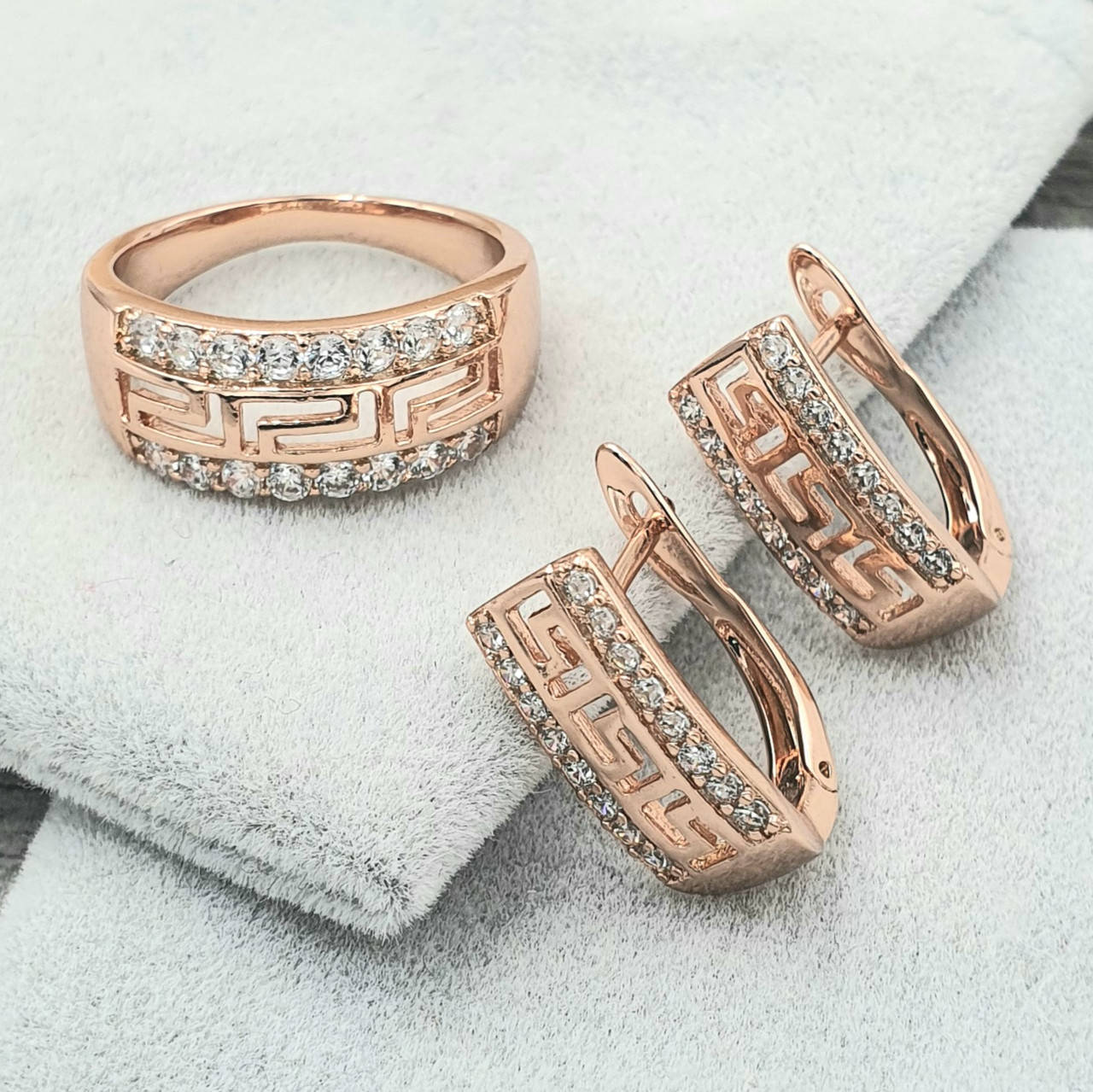 Набор 65096расп2 непарные кольцо размер 17 + серьги 17х7 мм белые фианиты позолота РО
Набор 65096расп2 непарные кольцо размер 17 + серьги 17х7 мм белые фианиты позолота РО