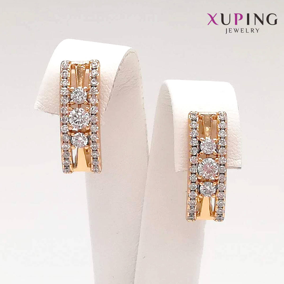 Серьги Xuping, размер 18х6 мм, белые фианиты (куб. цирконий), вес 5 г, позолота 18K, ХР00798 (1)
Серьги Xuping, размер 18х6 мм, белые фианиты (куб. цирконий), вес 5 г, позолота 18K, ХР00798 (1)